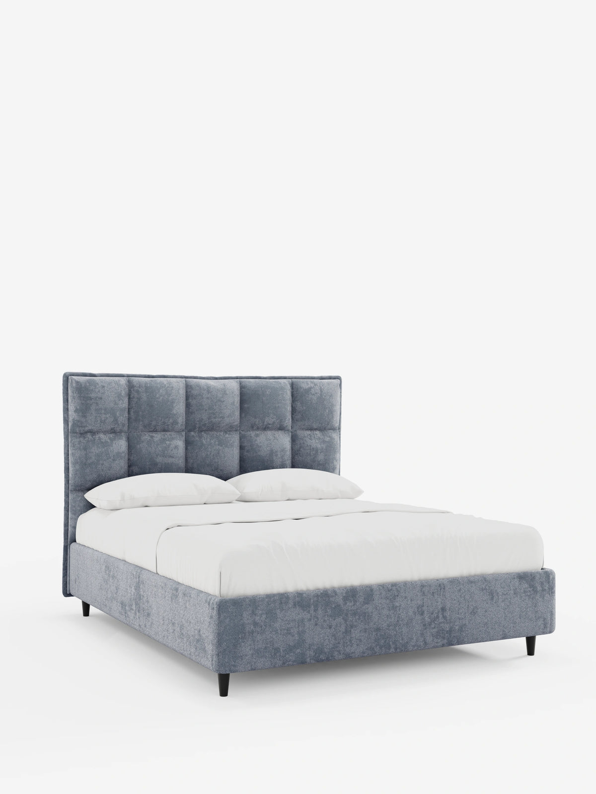 AURO, letto imbottito con contenitore e testiera alta capitonné in ciniglia Oeko-Tex®: un letto matrimoniale in velluto azzurro con testiera alta capitonné, biancheria da letto bianca e gambe affusolate in legno scuro su sfondo bianco.