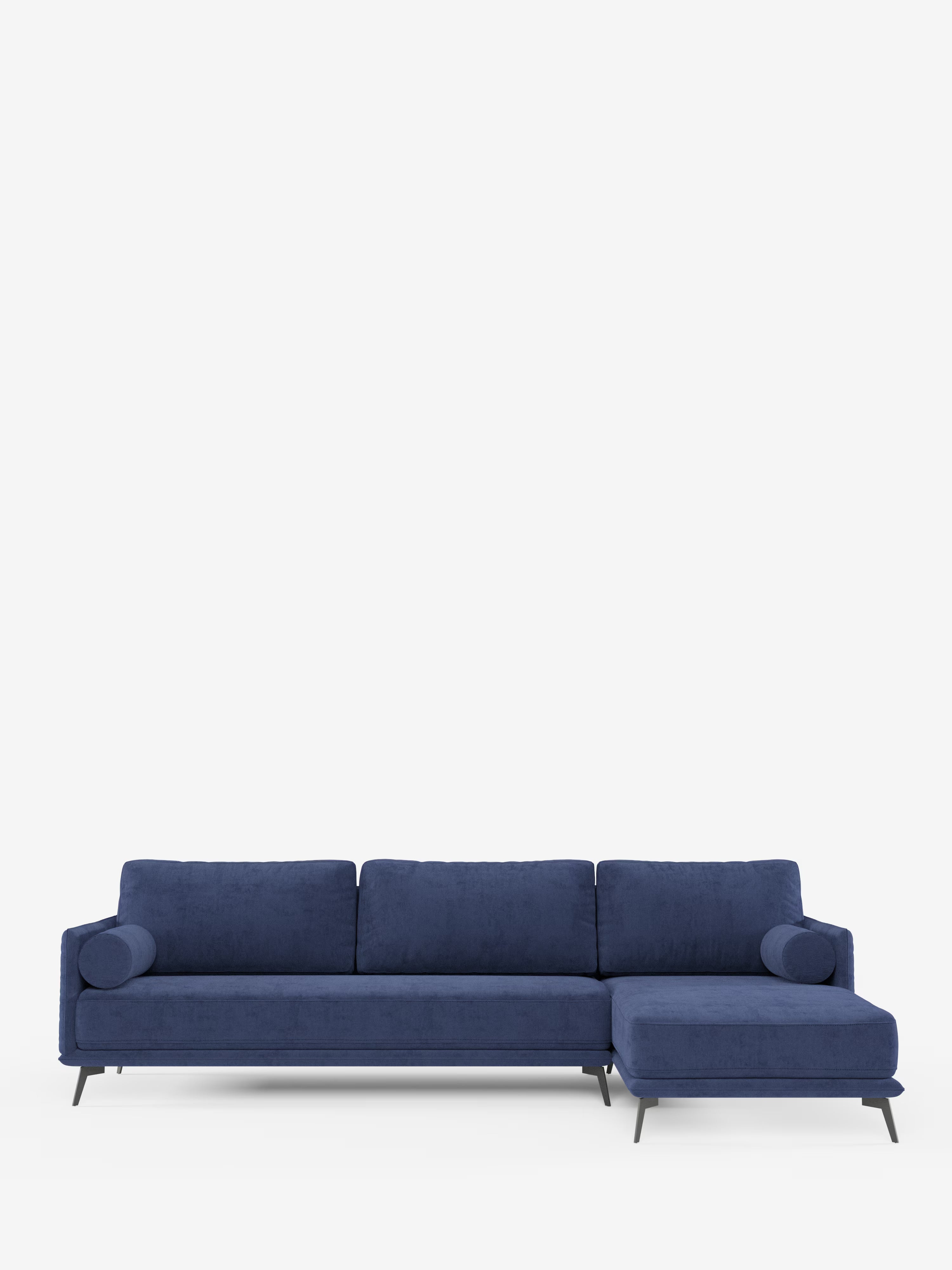 Vi presentiamo il divano moderno angolare con penisola Basalto di Divani.Store, realizzato in Italia. Questo divano componibile contemporaneo di colore blu è dotato di tre cuscini di seduta, tre cuscini di schienale e due cuscini cilindrici, tutti rivestiti in tessuto T31 antimacchia con morbida imbottitura in piuma. Include una chaise longue orientata verso destra ed è sostenuto da eleganti gambe angolari in metallo nero. Il divano è presentato su uno sfondo bianco a tinta unita.