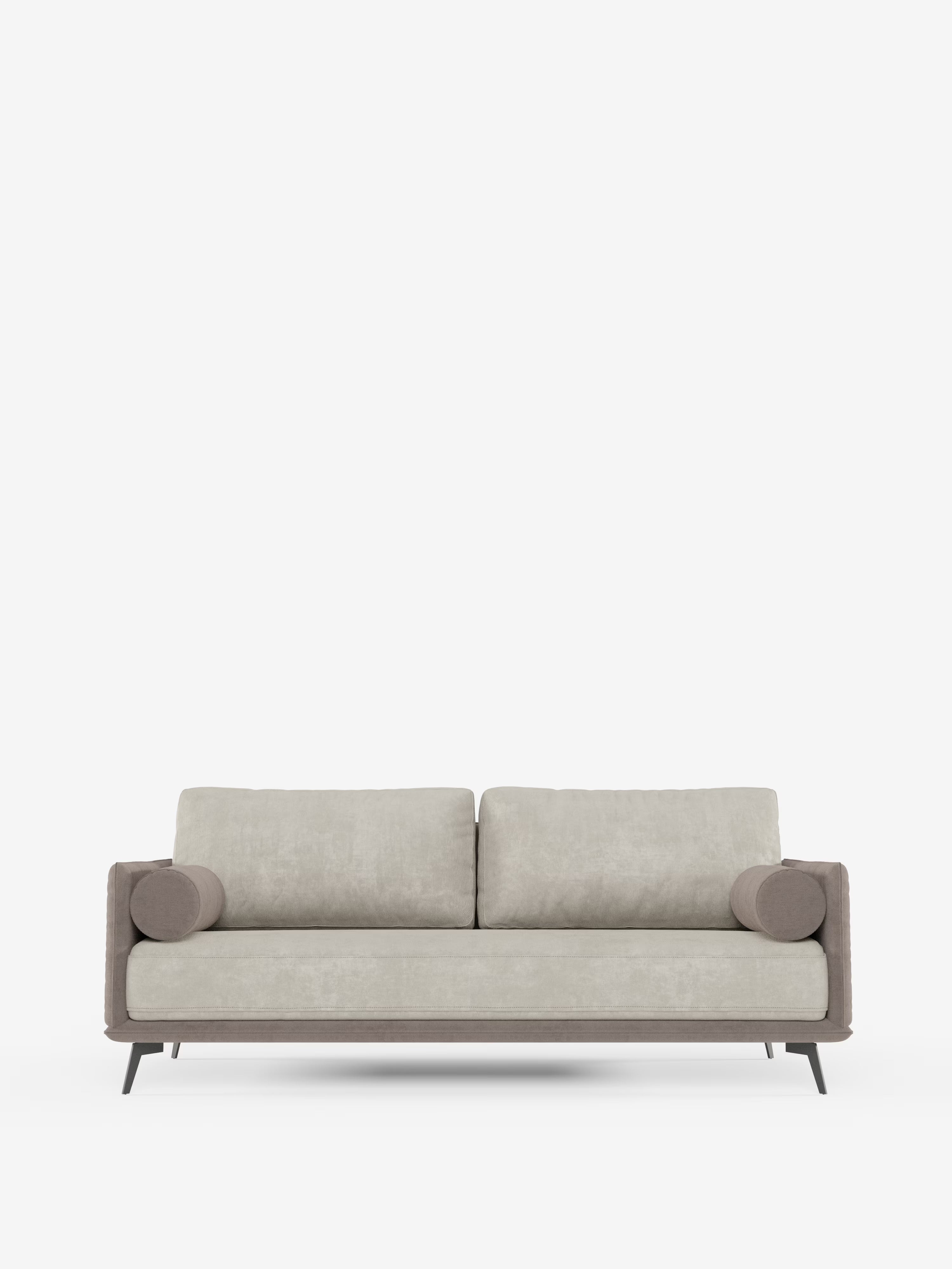 Scopri lo stile contemporaneo con il divano lineare Basalto a 2 o 3 posti bicolore di Divani.Store, caratterizzato da un design monoposto rivestito in grigio chiaro, completato da due cuscini quadrati per lo schienale e due cuscini cilindrici. Le sottili gambe in metallo nero e il tessuto grigio più scuro sui braccioli e sulla base ne esaltano l’elegante effetto bicolore. Il divano è realizzato in tessuto T31 di facile pulizia, su uno sfondo bianco a tinta unita.