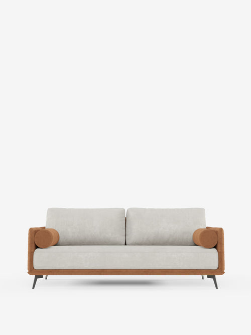 Vi presentiamo il divano lineare Basalto a 2 o 3 posti bicolore di Divani.Store, caratterizzato da un esclusivo design monoposto con tessuto T31 facile da pulire, in un'elegante combinazione bicolore. Il divano presenta cuscini grigio chiaro, una struttura imbottita marrone, due cuscini cilindrici coordinati e gambe angolate in metallo nero, il tutto su uno sfondo bianco a tinta unita.