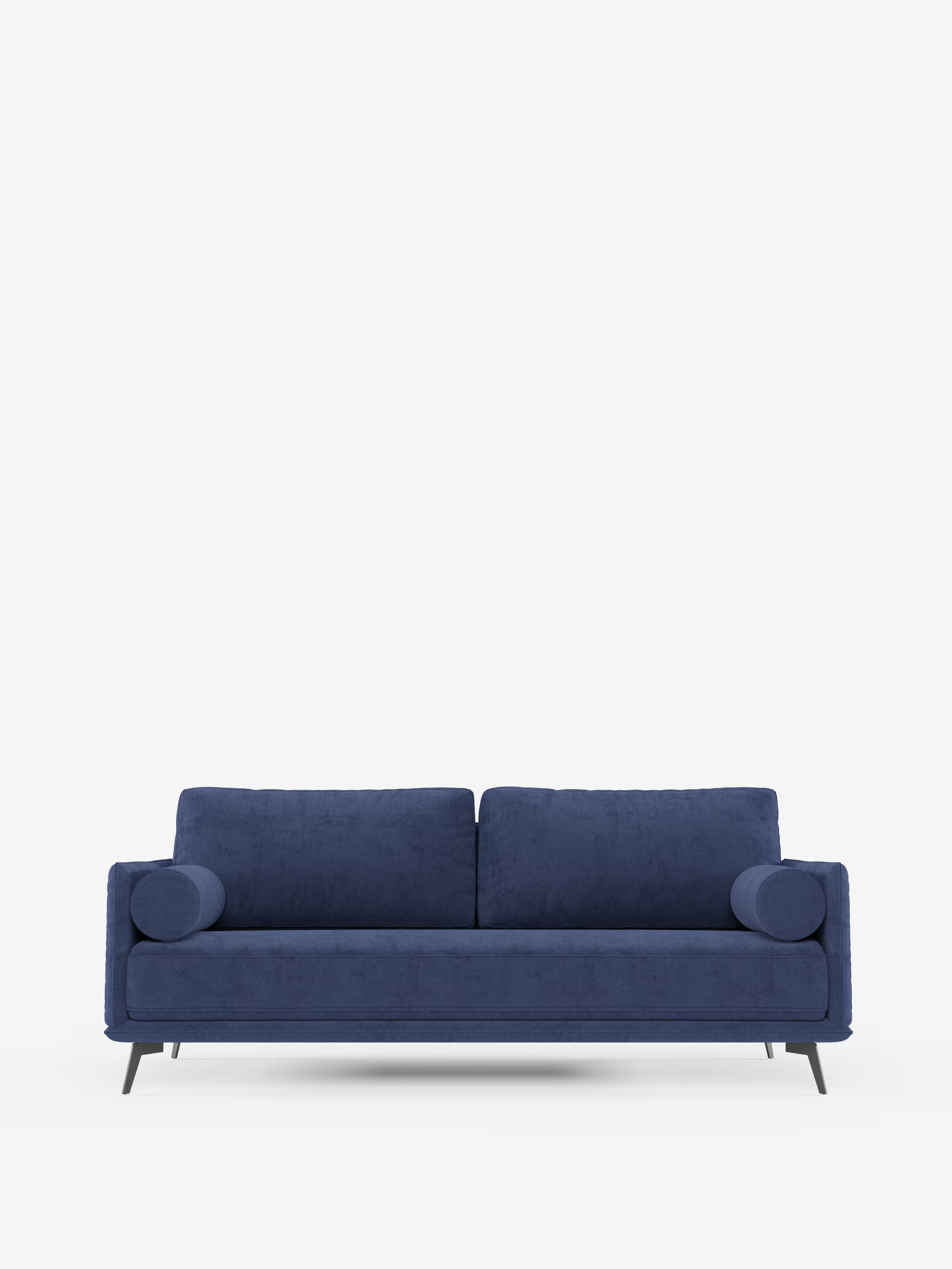 Un divano lineare contemporaneo della linea Basalto di Divani.Store, realizzato in tessuto smacchiabile T31 blu scuro, caratterizzato da un unico cuscino di seduta, linee pulite, due cuscini quadrati per lo schienale, due cuscini cilindrici e gambe angolate in metallo nero, il tutto su uno sfondo bianco a tinta unita.