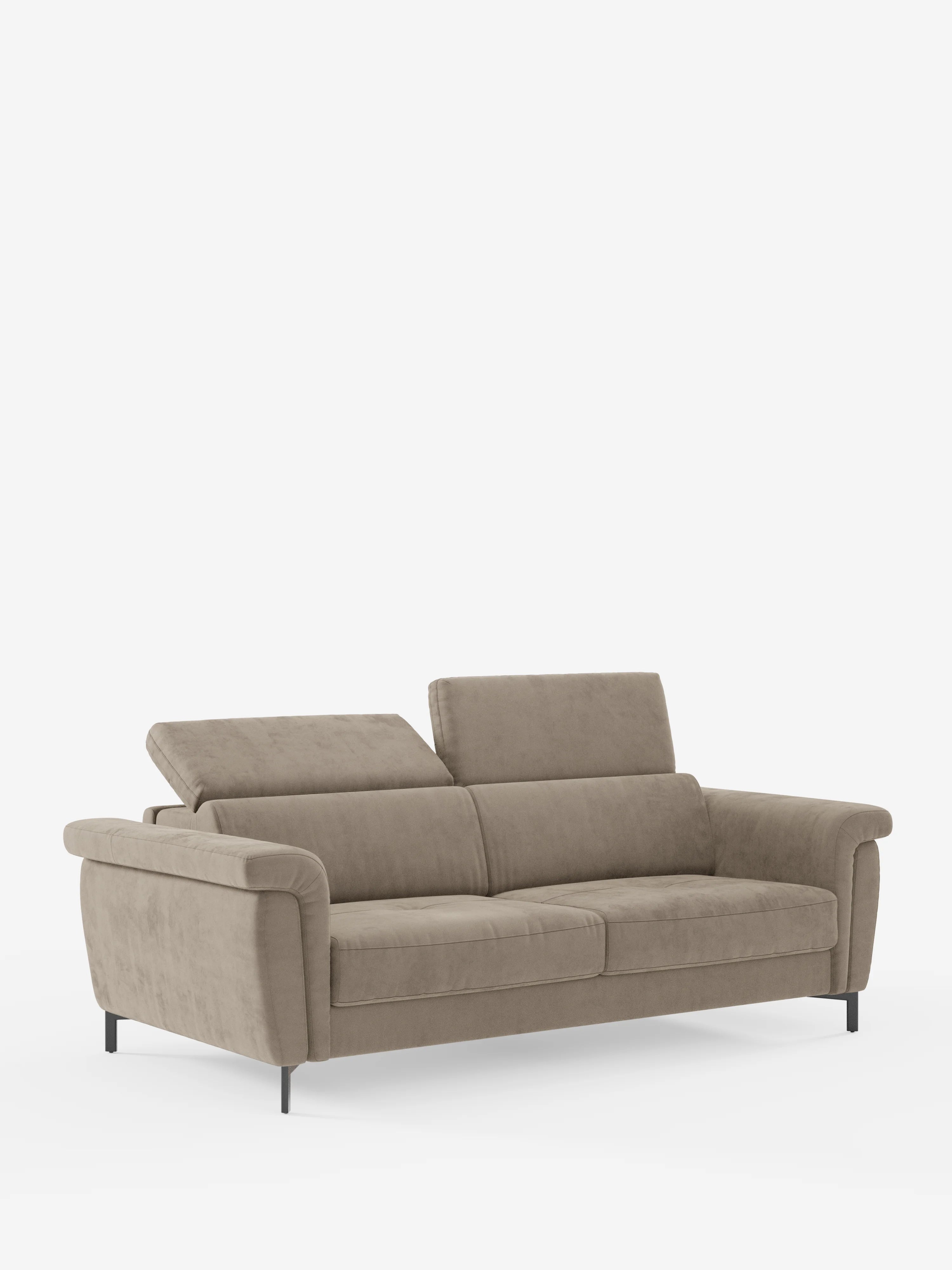 Il divano letto di design Capri di Divani.Store è un divano a due posti color beige con morbidi cuscini, ampi braccioli imbottiti e gambe alte e slanciate in metallo nero. Caratterizzato da poggiatesta rialzati e regolabili e rivestito in un raffinato tessuto effetto velluto T30 resistente alle macchie, che ricorda la pregiata manifattura italiana, si staglia su uno sfondo bianco.