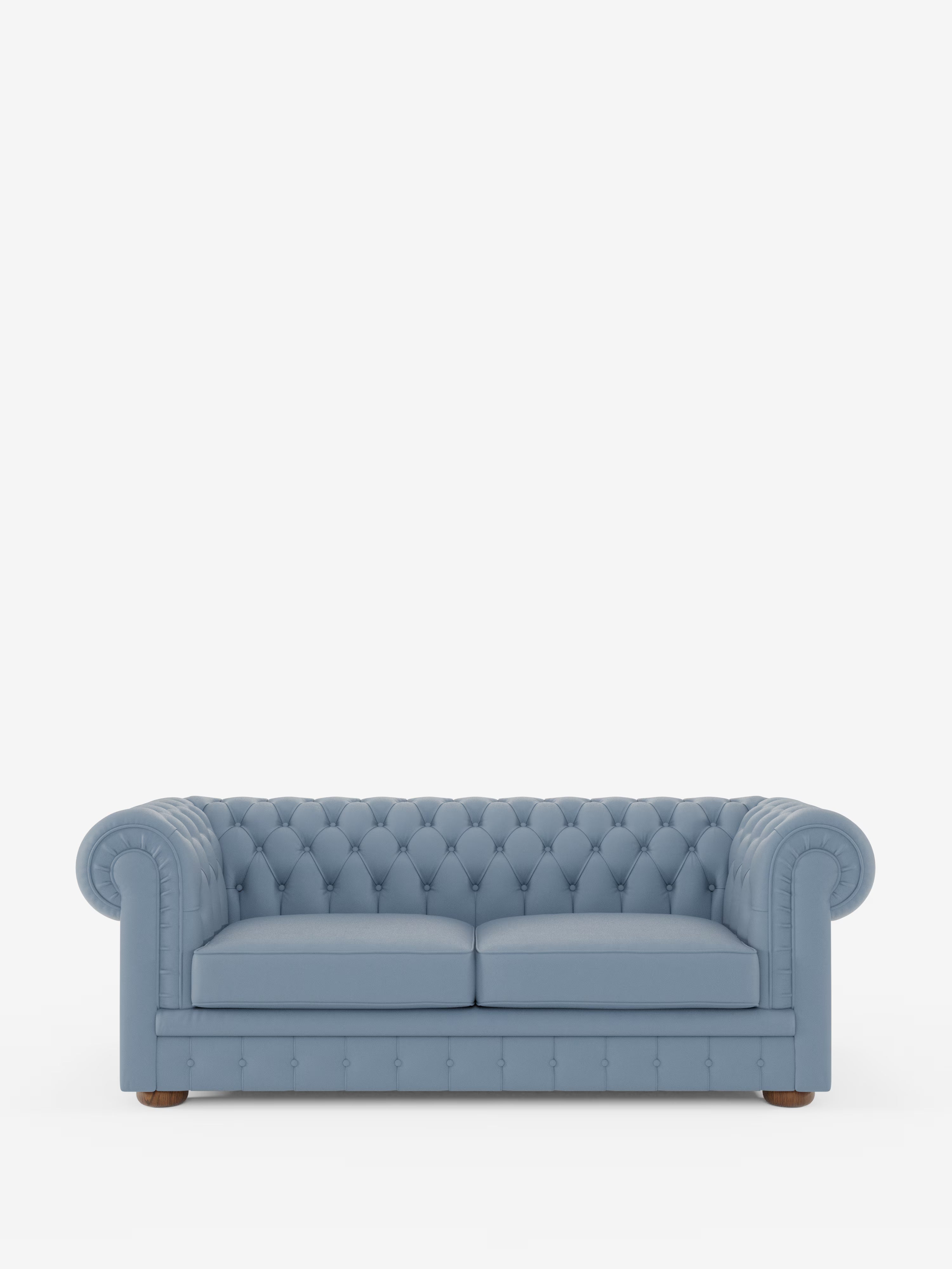 Un “Chester – Divano Chesterfield in vera pelle spessorata a 2 e 3 posti” blu di Divani.Store, caratterizzato da una profonda trapuntatura a bottoni, braccioli arrotondati e due cuscini di seduta, poggia su gambe corte in legno su uno sfondo bianco a tinta unita.