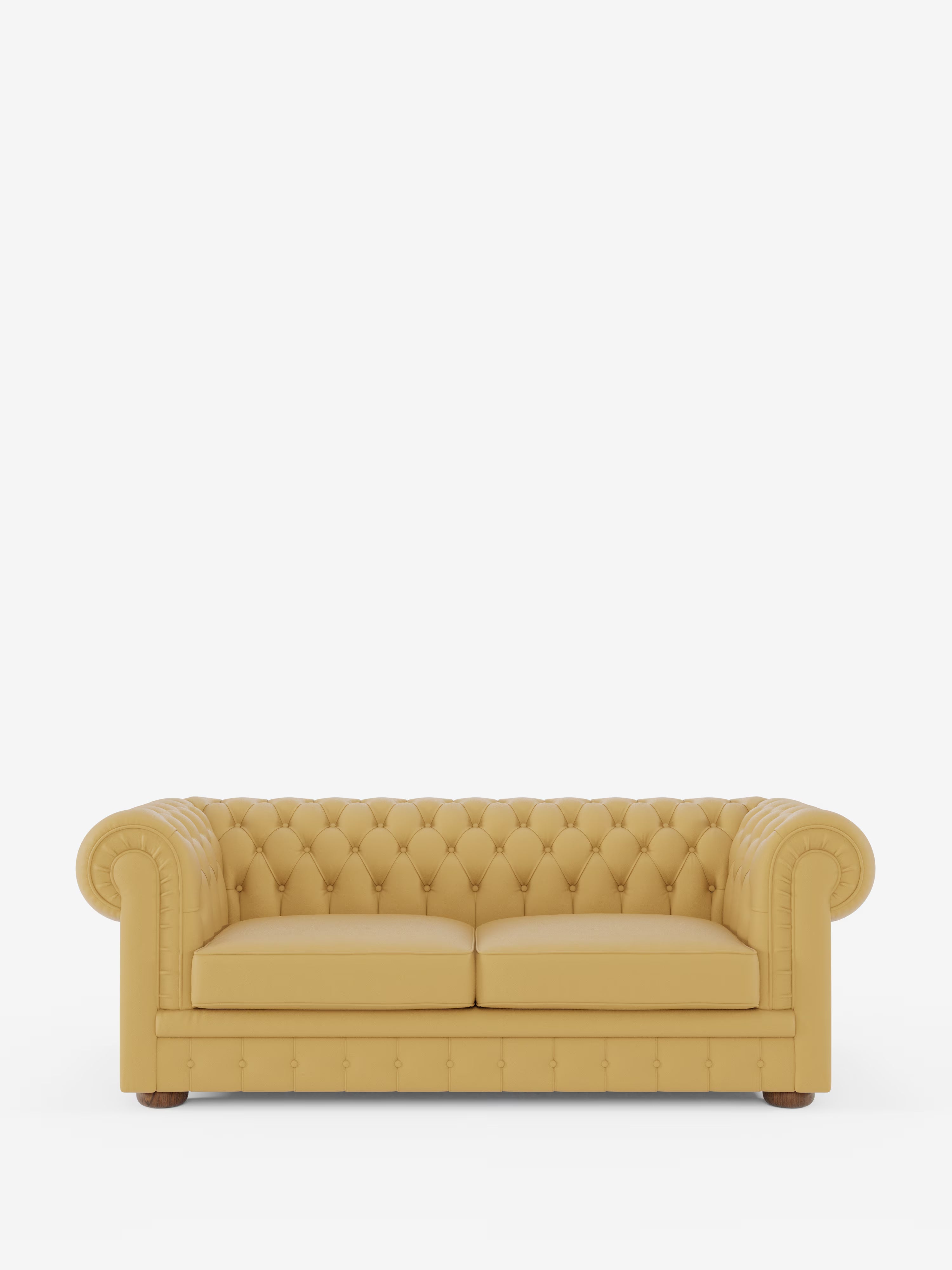 Un divano “Chester – Divano Chesterfield in vera pelle spessorata a 2 e 3 posti” di Divani.Store, in pelle trapuntata color giallo senape, con braccioli arrotondati e piedini in legno, è posizionato al centro su uno sfondo bianco a tinta unita, mettendo in risalto l’eleganza di questo divano artigianale Made in Italy realizzato in vera pelle spessorata.