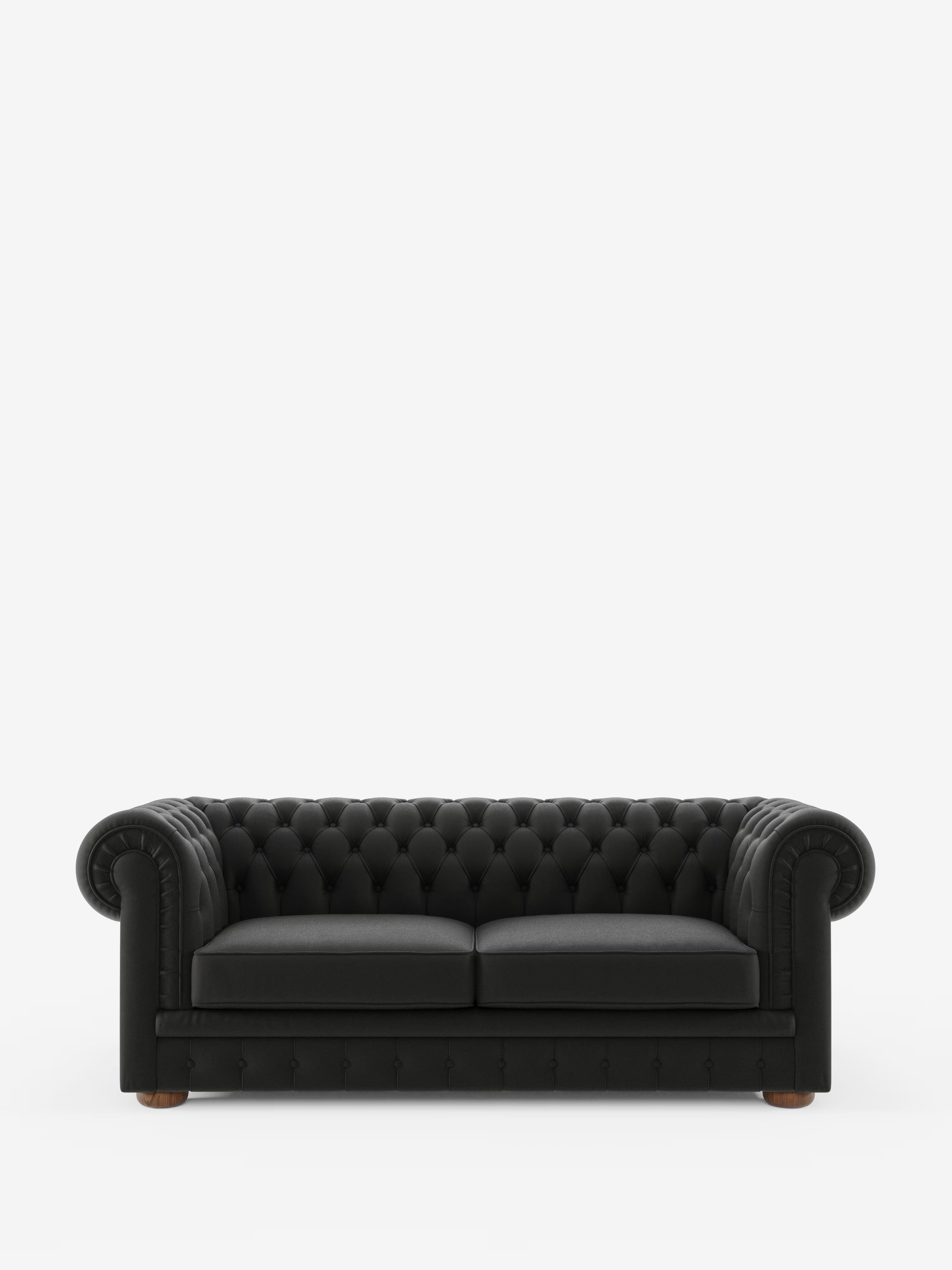 Un divano Chester nero con imbottitura a ciuffetti – Divano Chesterfield in vera pelle spessorata a 2 e 3 posti di Divani.Store, con braccioli arrotondati, profonde bottoniature e due cuscini di seduta, è raffigurato su uno sfondo bianco a tinta unita. Questo elegante divano artigianale Made in Italy presenta gambe corte in legno e un design classico e intramontabile.