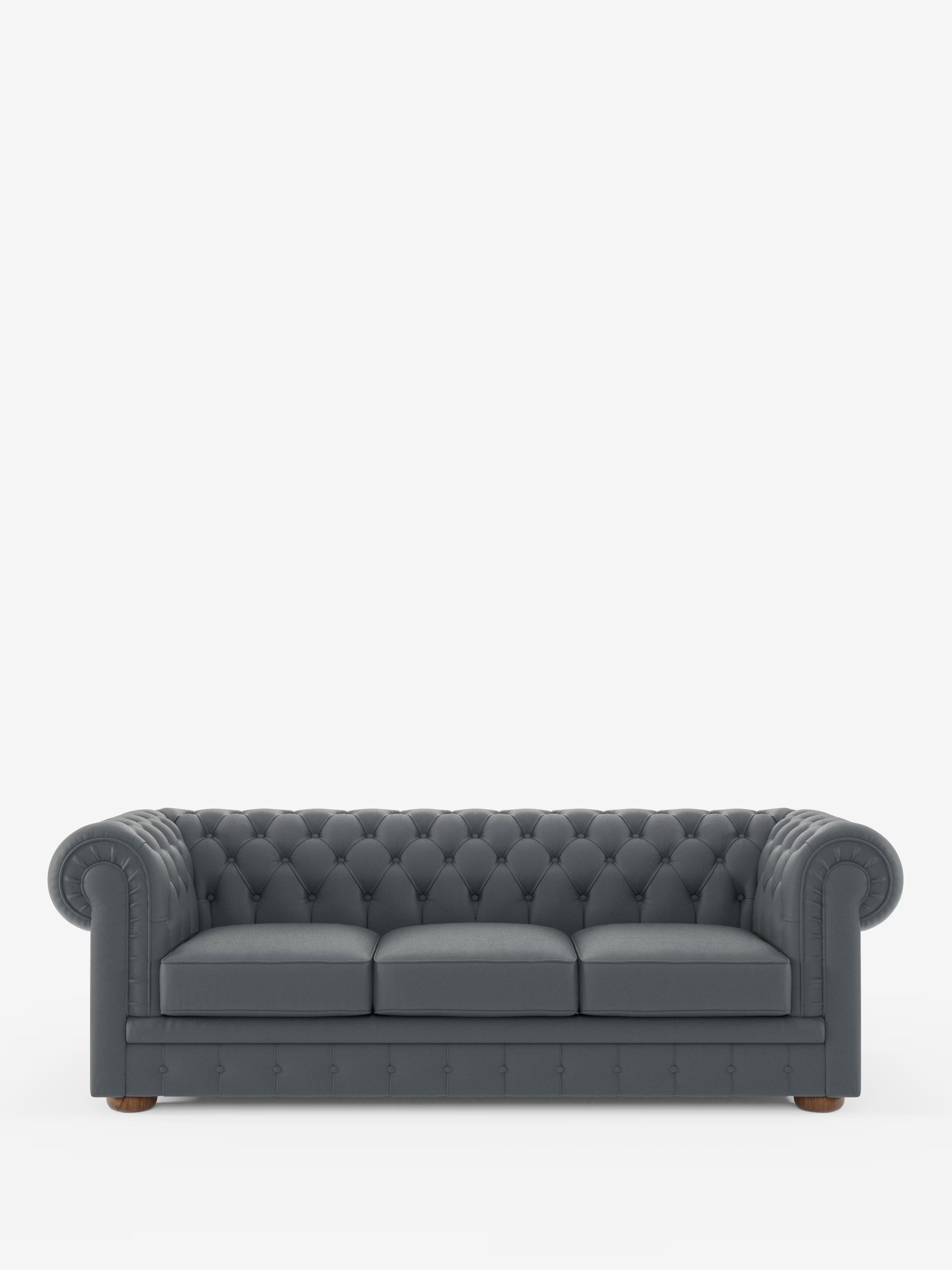 Un divano Chester 4 Posti 3 sedute in vera pelle grigio scuro – Chesterfield capitonné artigianale di Divani.Store, caratterizzato da schienale e braccioli con profonda trapuntatura a bottoni, braccioli arrotondati, gambe corte in legno e lavorazione artigianale. Questo divano a quattro posti in vera pelle è rivestito in pelle liscia e si staglia su uno sfondo bianco a tinta unita.