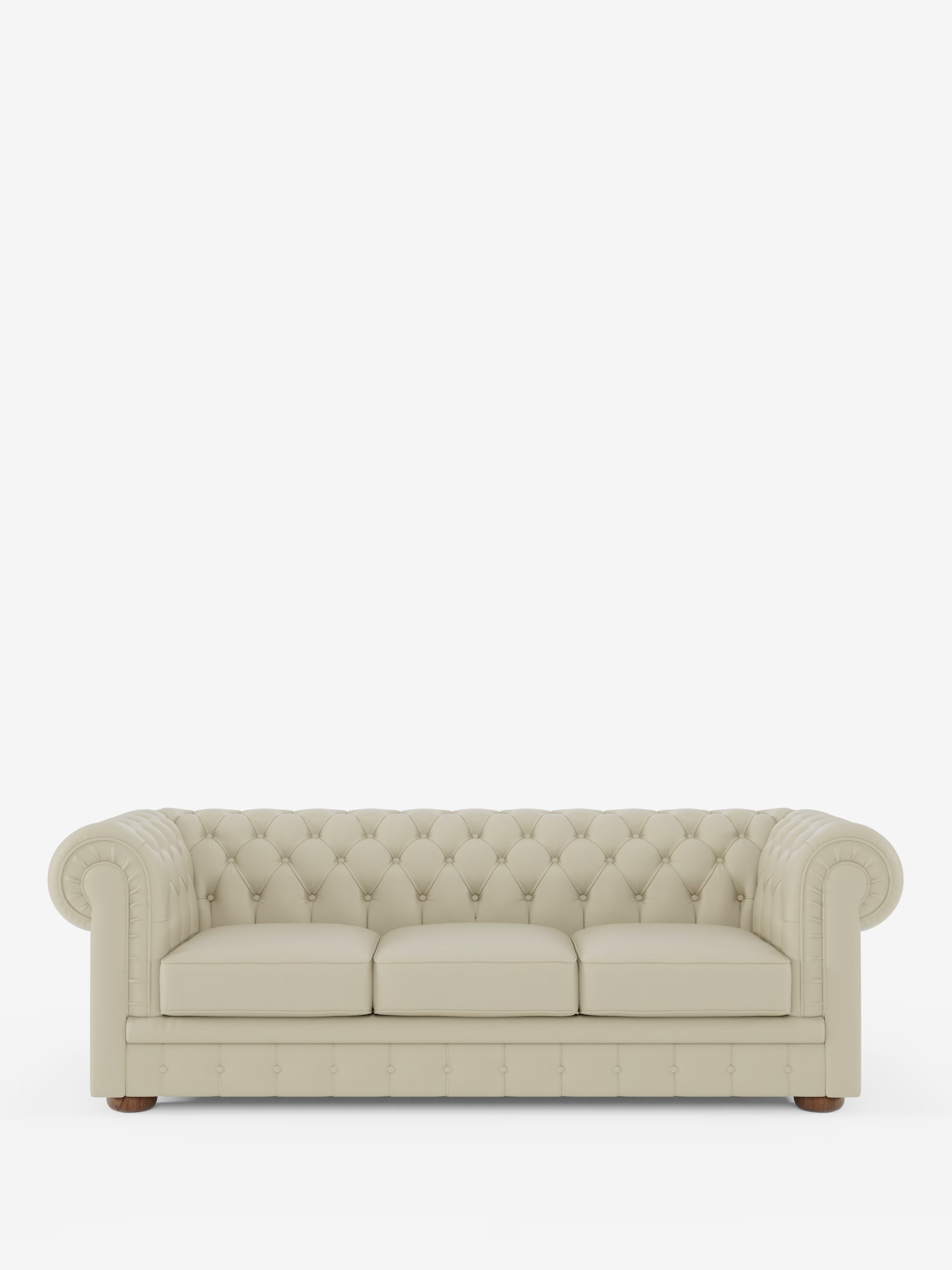 Un divano Chester 4 Posti 3 sedute in vera pelle beige – Chesterfield Capitonné Artigianale di Divani.Store, realizzato a mano in Italia, è posto al centro di uno sfondo bianco a tinta unita. Questo elegante divano presenta braccioli arrotondati, tre cuscini di seduta, gambe in legno e la classica trapuntatura a bottoni profondi sullo schienale e sui braccioli.