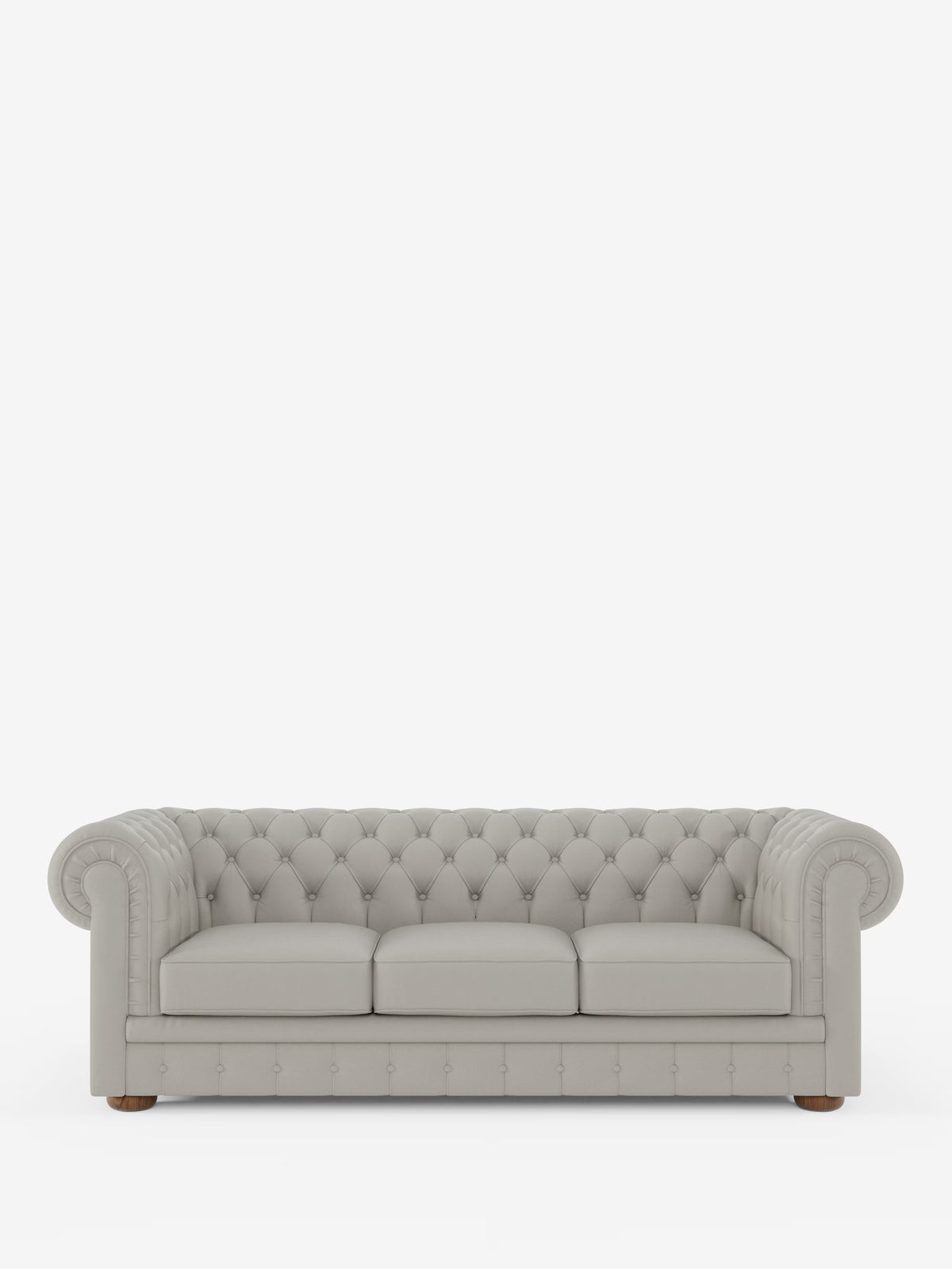 Un divano Chester 4 Posti 3 sedute in vera pelle, di colore grigio chiaro e con rivestimento capitonné – Chesterfield Capitonné Artigianale di Divani.Store, caratterizzato da braccioli arrotondati, tre cuscini di seduta e piedini in legno, è posizionato al centro su uno sfondo bianco a tinta unita, mettendo in risalto la sua rinomata qualità artigianale.
