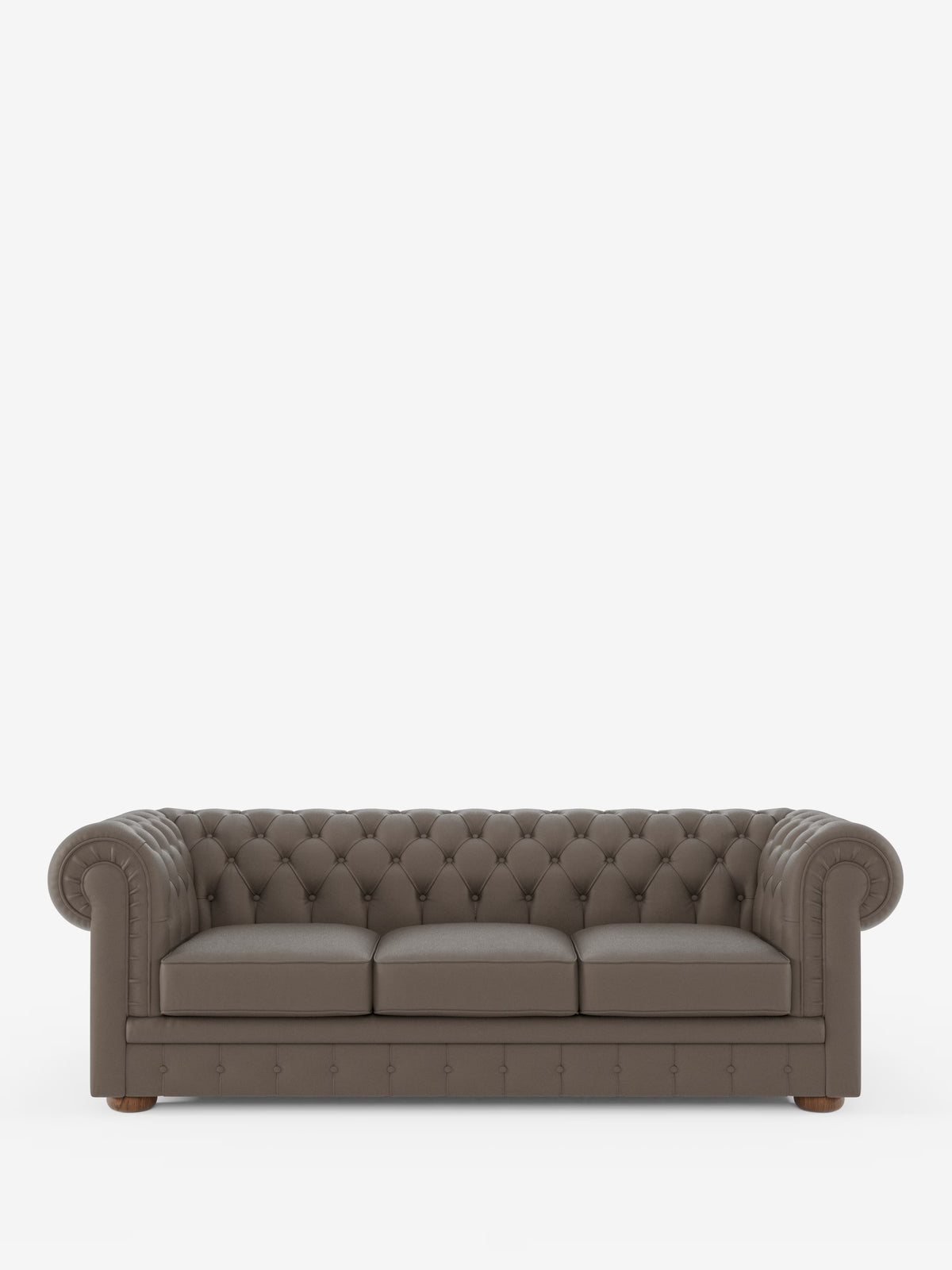 Un divano Chester a 4 posti con 3 sedute in vera pelle – Chesterfield capitonné artigianale di Divani.Store, caratterizzato da un rivestimento in vera pelle marrone con profonda trapuntatura a bottoni, tre cuscini, braccioli arrotondati e piedini in legno, è posizionato su uno sfondo bianco a tinta unita.