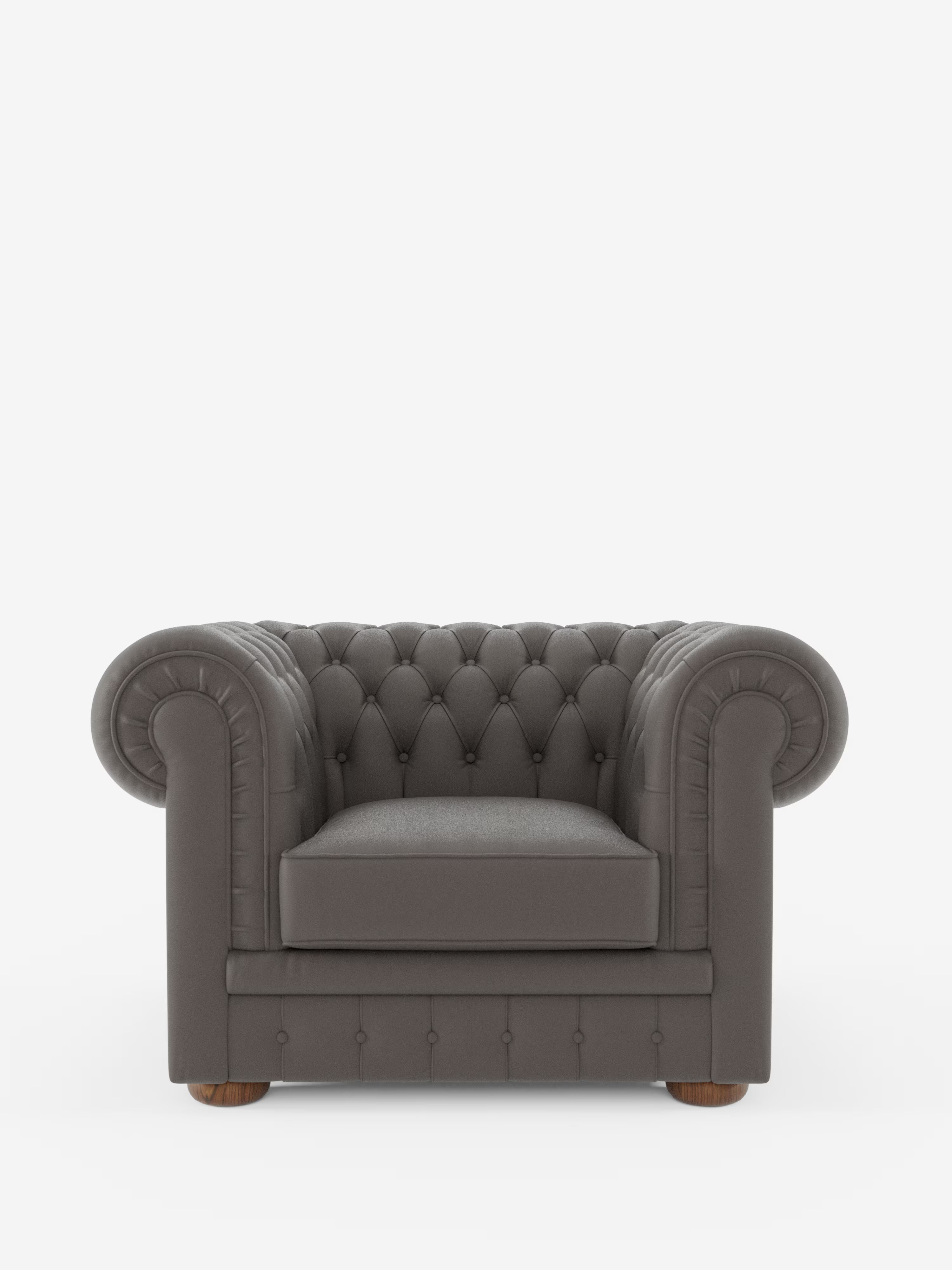 Una vista frontale della poltrona Chester di Divani.Store, realizzata in vera pelle spessorata con capitonné artigianale — una poltrona in vera pelle grigia scura con capitonné, braccioli e schienale arrotondati in stile classico, dettagli a bottoni e piedini in legno — su uno sfondo bianco a tinta unita.