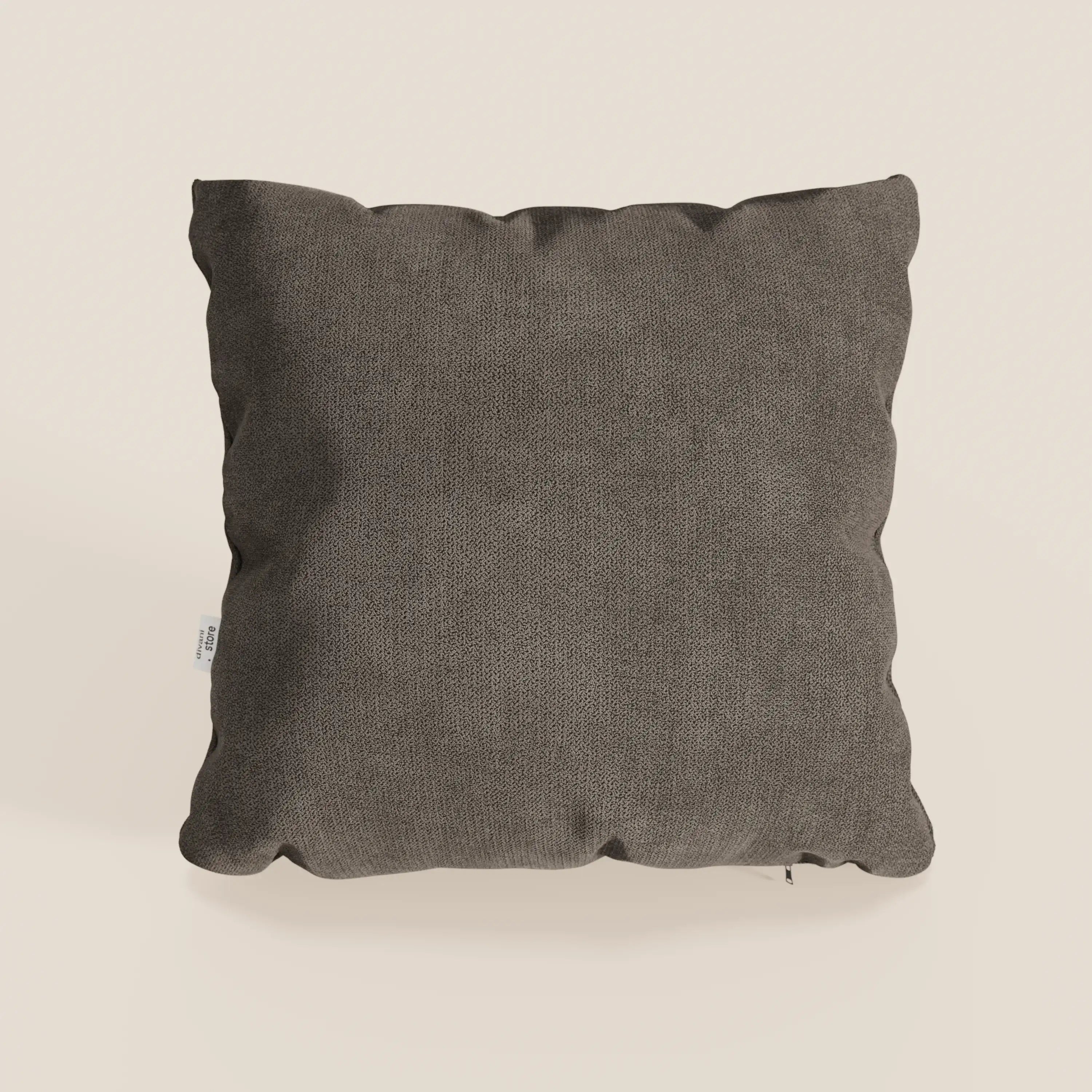 Il cuscino Destiny 45x45 cm di Divani.Store, in morbido tessuto impermeabile T02 marrone, presenta un aspetto strutturato, bordi leggermente irregolari, una targhetta bianca sulla cucitura sinistra e una cerniera per la fodera lavabile in basso a destra.