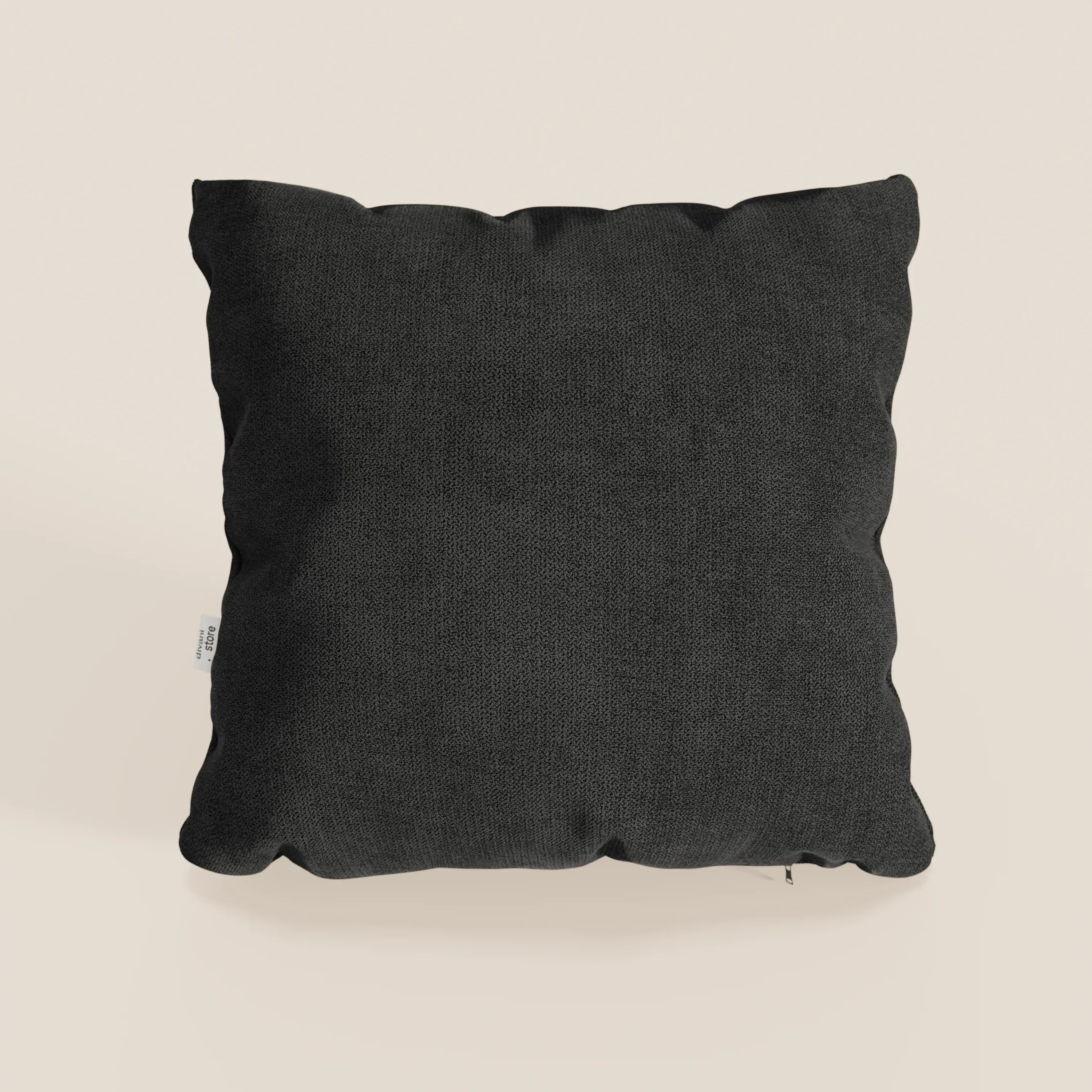 Il cuscino Destiny di Divani.Store, 45x45 cm in morbido tessuto impermeabile nero T02, è posizionato in verticale su uno sfondo bianco sporco. È quadrato, strutturato, lavabile, con cuciture a vista e una piccola etichetta bianca sulla sinistra.