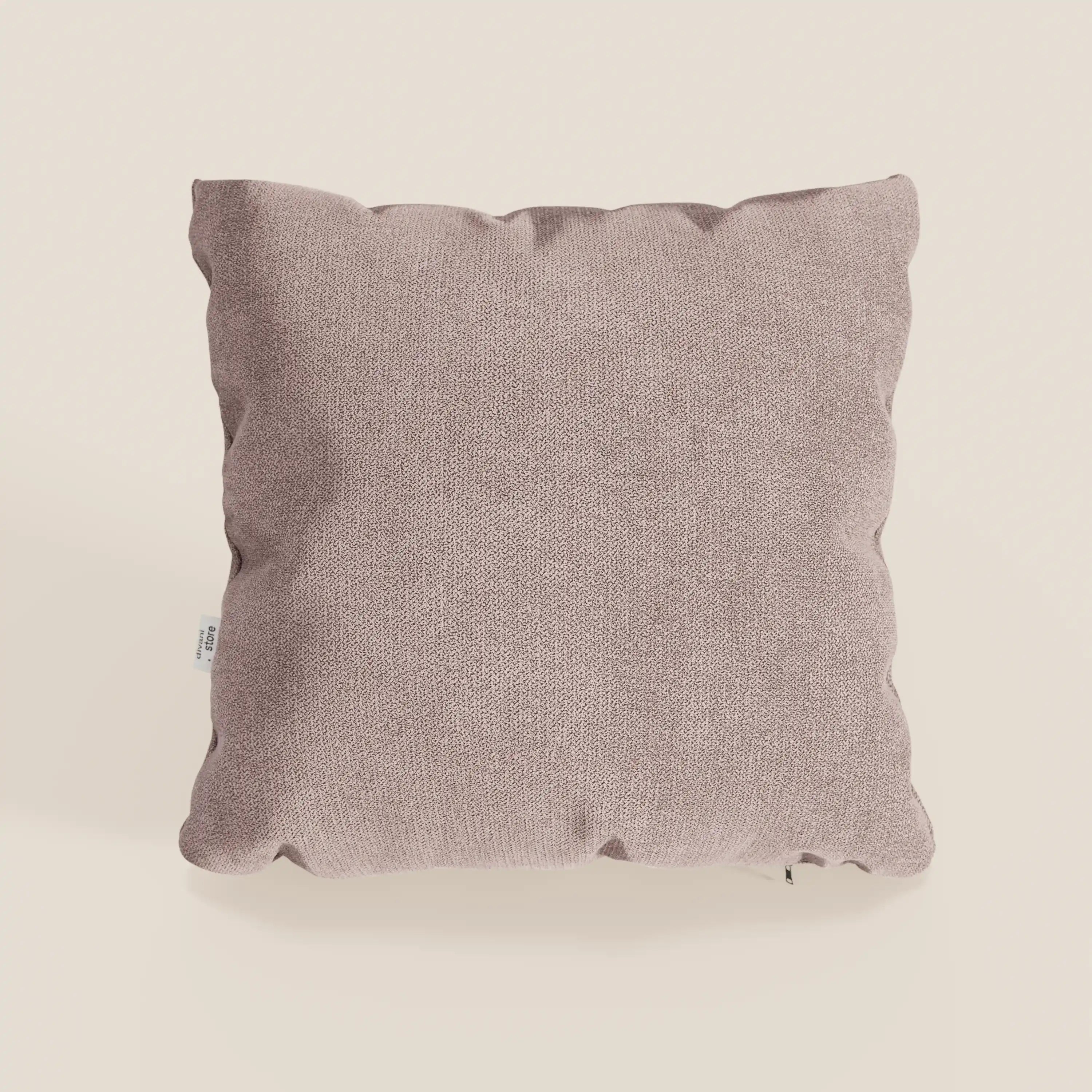 Il cuscino Destiny di Divani.Store, presentato in tessuto rosa T02 morbido e impermeabile, è quadrato e felpato con una sottile finitura rugosa; una piccola etichetta bianca appare sul lato sinistro su uno sfondo beige chiaro.