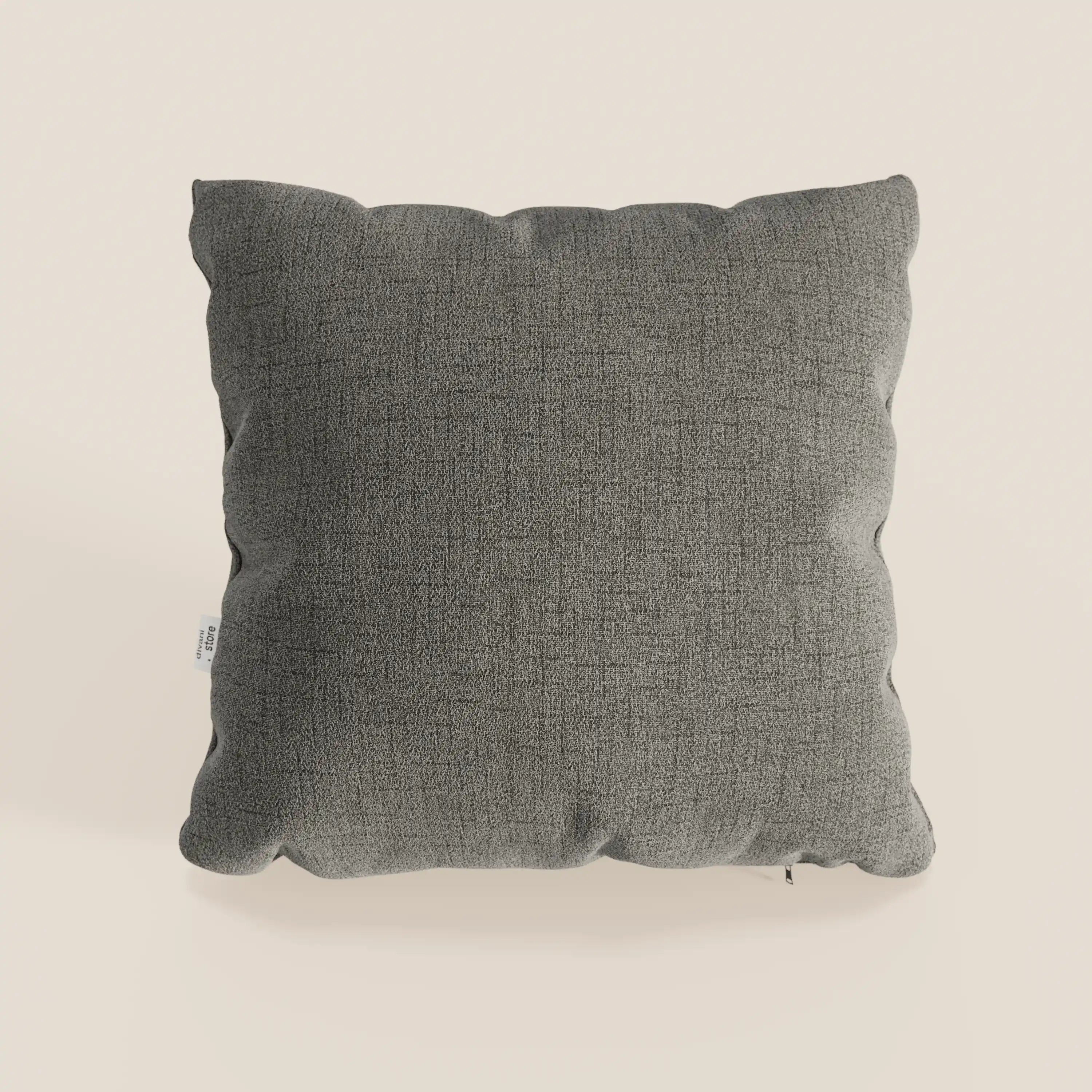 Il cuscino Felis di Divani.Store, 45x45 cm in talpa T03, è realizzato in morbido tessuto idrorepellente con cuciture a vista e una leggera imbottitura, elegante e pratico, disponibile in vari colori.