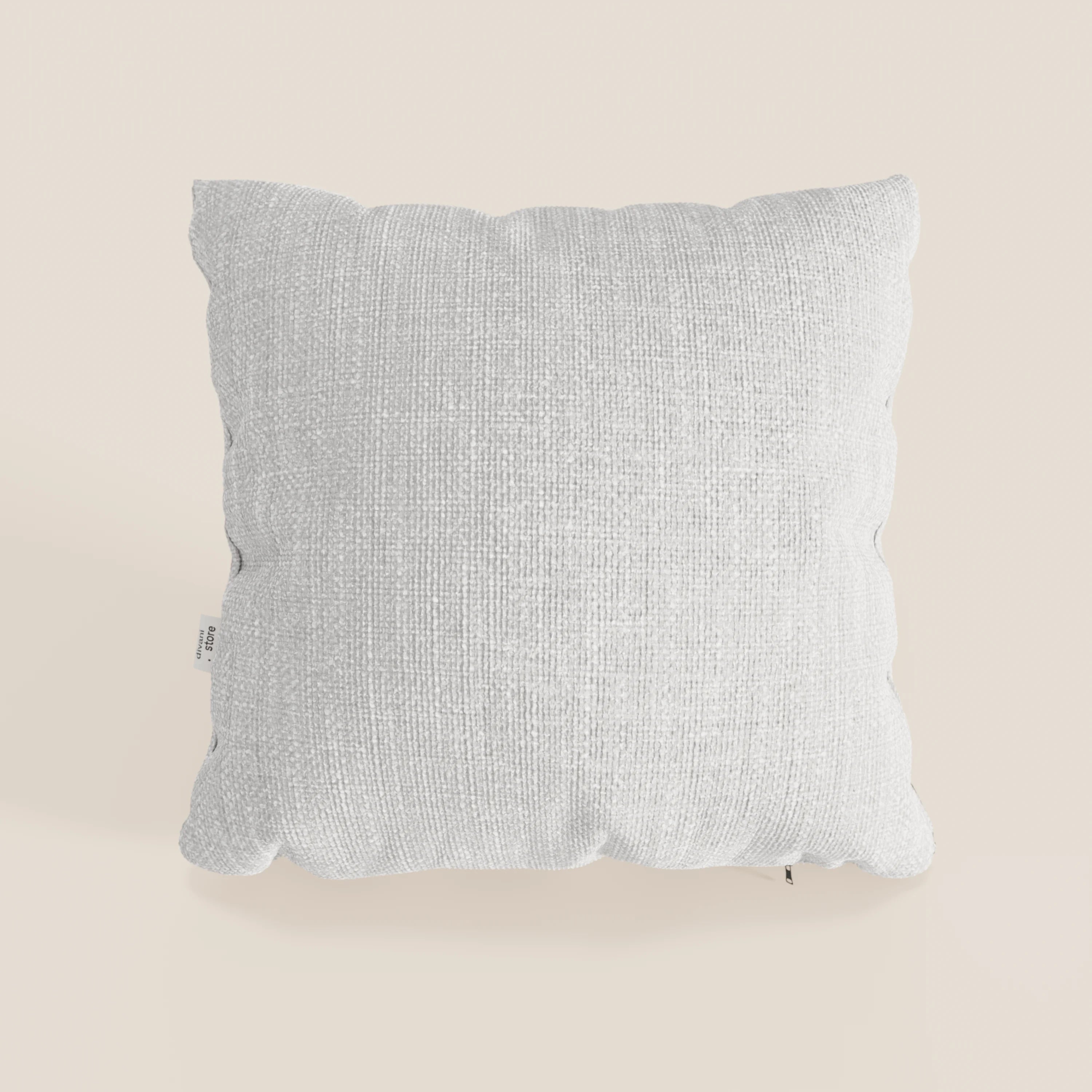 A Lyon cuscino 45x45 cm in tessuto intrecciato impermeabile T06 grigio chiaro di Divani.Store è centrato su sfondo beige, con pattern sottile e tag laterale per un look accogliente, ideale come cuscinetto decorativo.