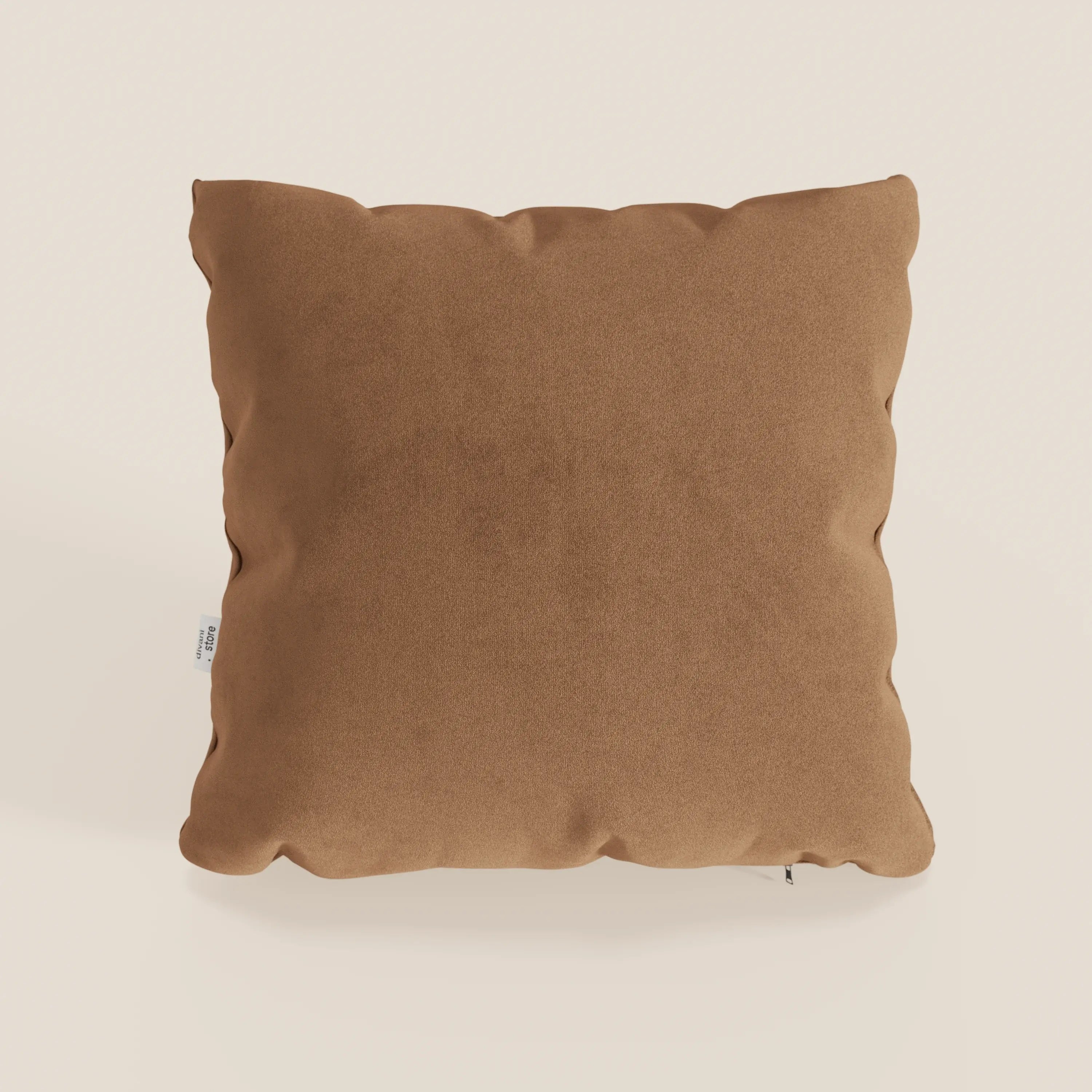 Il cuscino Jazz di Divani.Store, qui presentato nel colore T11 cuoio, ha una forma quadrata con angoli leggermente arrotondati e una piccola etichetta bianca. Realizzato in microfibra tecnica antimacchia, conferisce un sottile fascino decorativo a qualsiasi ambiente.