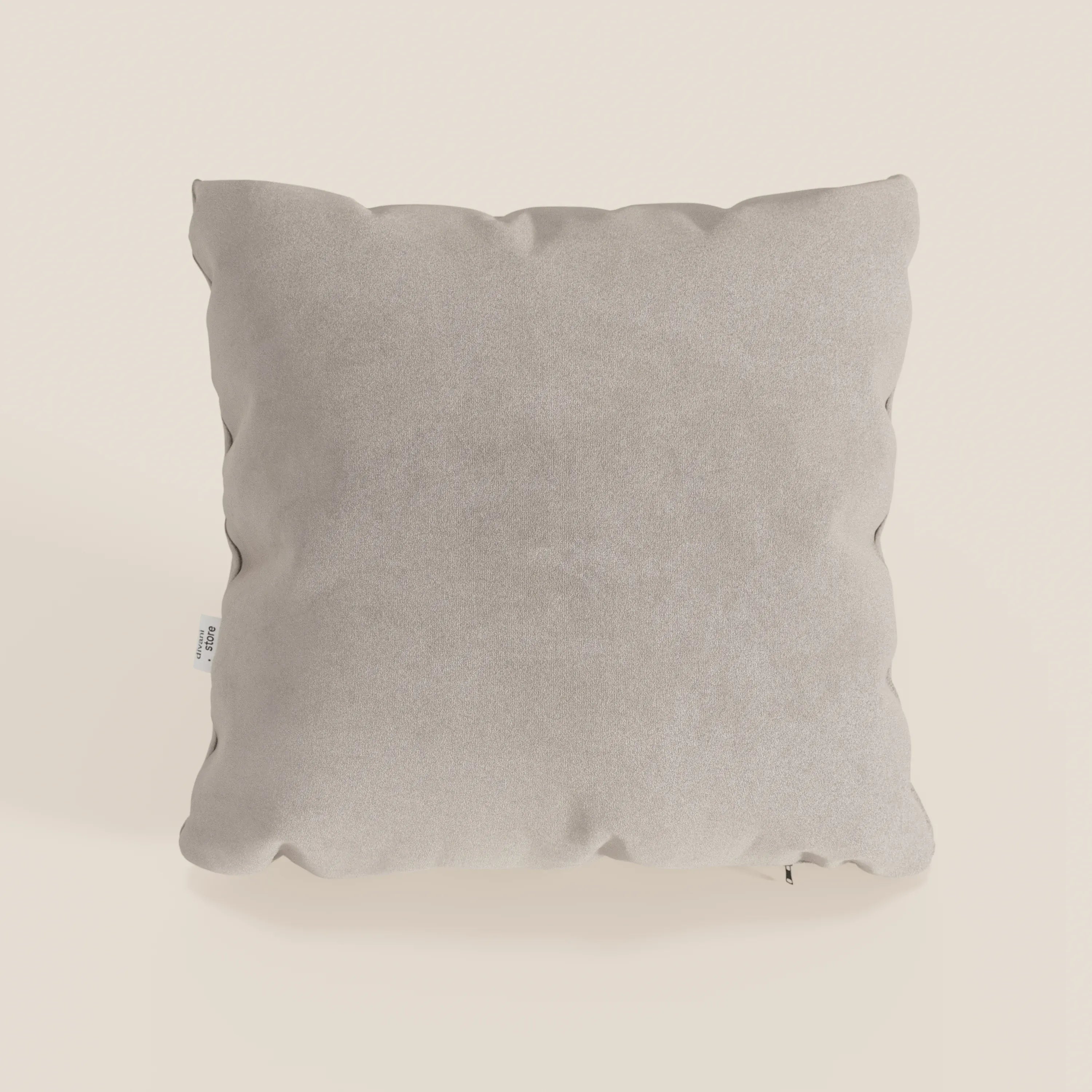 Il cuscino Jazz di Divani.Store in smacchiabile T11 tortora microfibra, 45x45 cm, offre un look beige chiaro con una texture sottile e una sensazione di morbidezza al tatto, uno stile senza tempo per qualsiasi spazio, disponibile in vari colori.