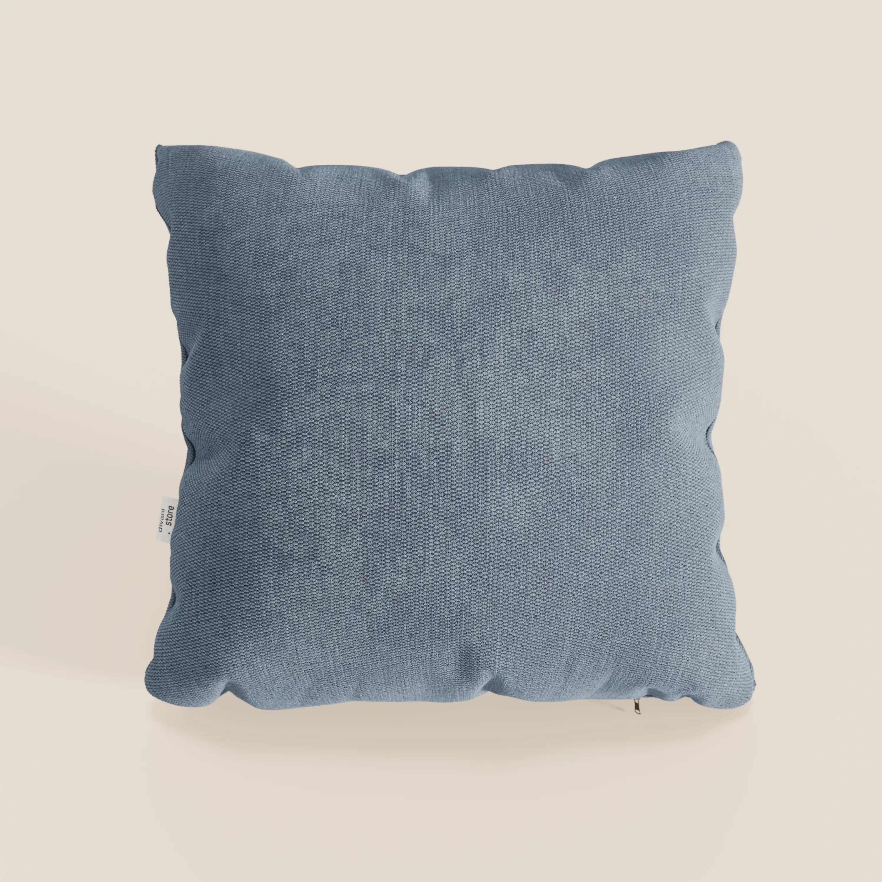 Il cuscino Miami di Divani.Store, presentato in carta da zucchero T14, è un cuscino quadrato in morbido tessuto dalla trama sottile e dal rivestimento lavabile, realizzato in materiale impermeabile e disponibile in vari colori.