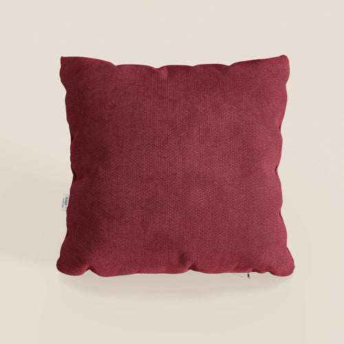 Il cuscino Miami di Divani.Store, qui presentato nel colore T14 rosso, è caratterizzato da una forma quadrata, da un tessuto impermeabile e soffice, da angoli delicatamente arrotondati e da una piccola targhetta bianca che conferisce comfort e stile a qualsiasi spazio.