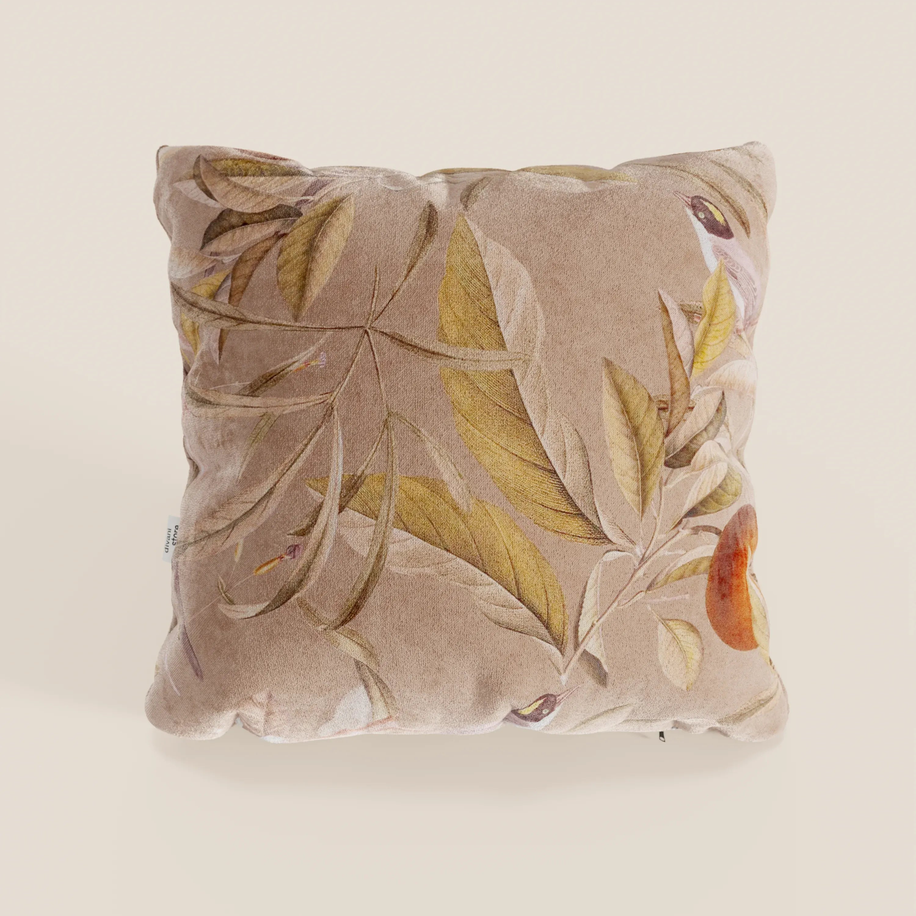 Il cuscino Lemon elegante a fantasia in velluto impermeabile salmone di Divani.Store è un cuscino quadrato beige con stampe botaniche verdi, gialle e arancioni e un frutto arancione sulla destra, su uno sfondo chiaro.