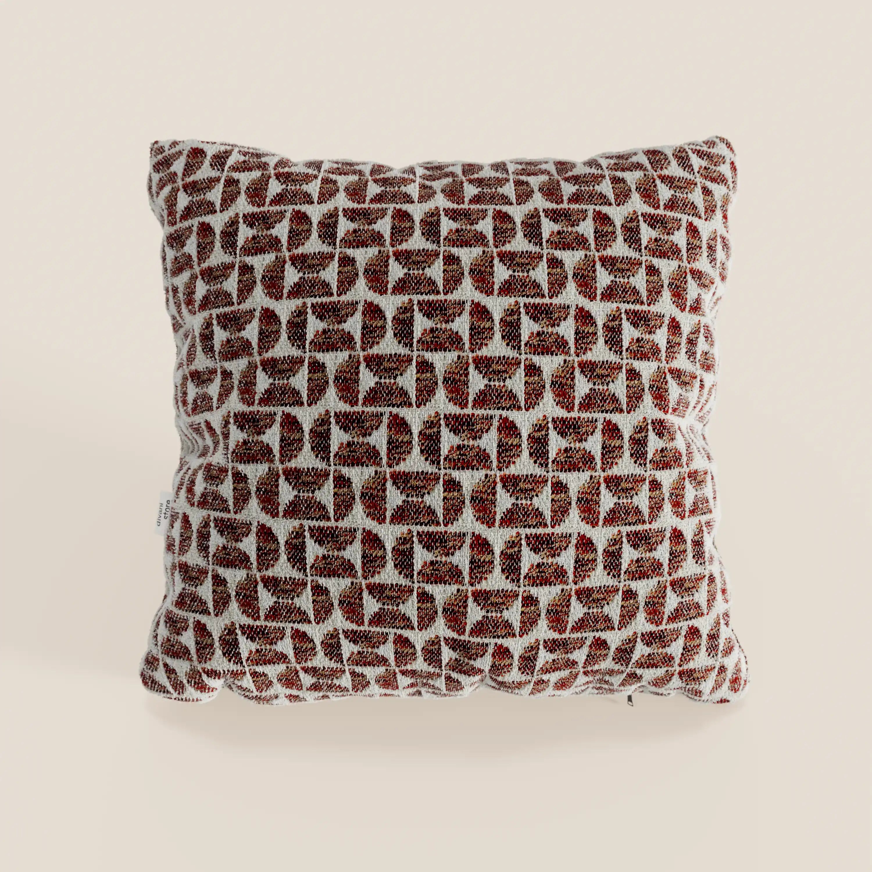 Il cuscino Naxos Decoro 45x45 in lino di Divani.Store presenta un fitto motivo geometrico composto da triangoli marroni e bianchi sovrapposti su sfondo beige, che crea un effetto materico e moderno, perfetto su sfondi chiari e neutri.