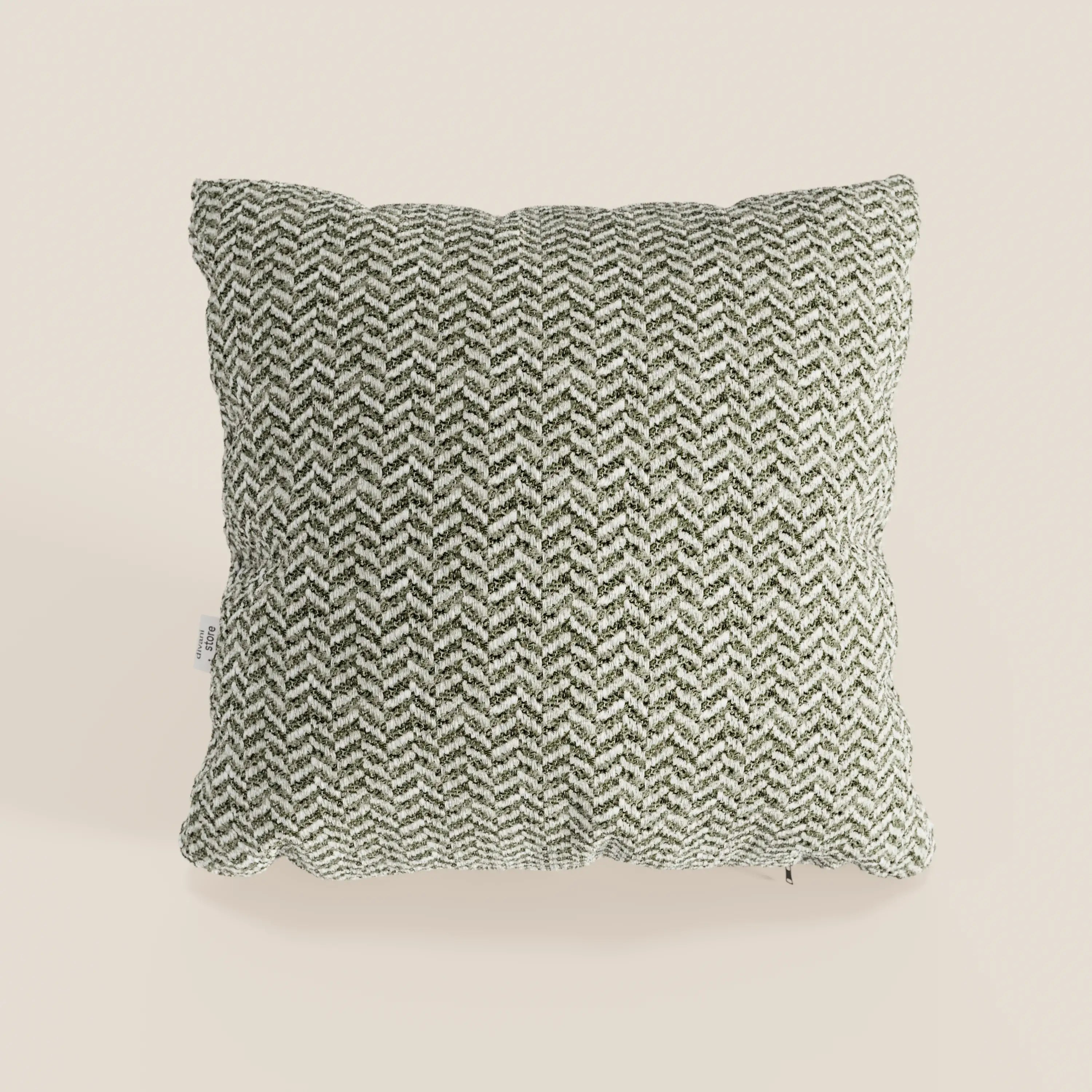 Il cuscino Sorrento 45x45 in lino di Divani.Store presenta un motivo a spina di pesce bianco e nero su un morbido tessuto di lino dalla trama ruvida. Come tutti i cuscini lavabili in lavatrice, è elegante e di facile manutenzione. Nell’immagine è raffigurato su uno sfondo beige chiaro a tinta unita, fotografato dall’alto.