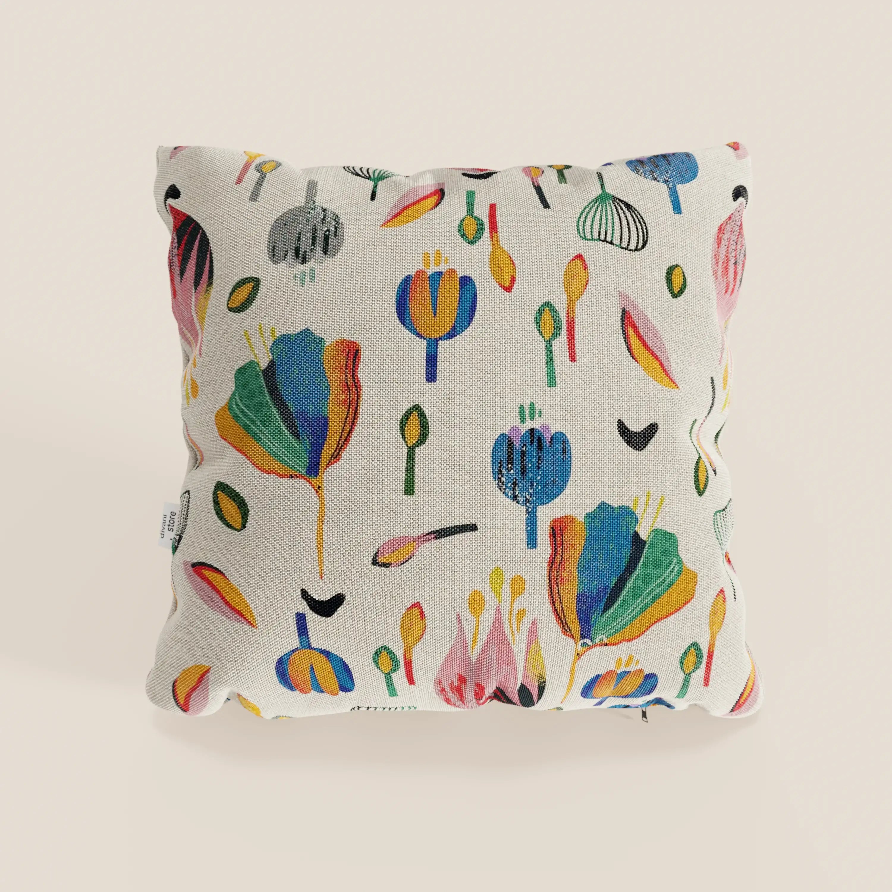 Il cuscino Joy collezione cuscino di Divani.Store è un cuscino quadrato lavabile in fresco cotone crema resistente all'acqua con un colorato disegno floreale astratto e una trama intrecciata per un tocco decorativo e artistico.