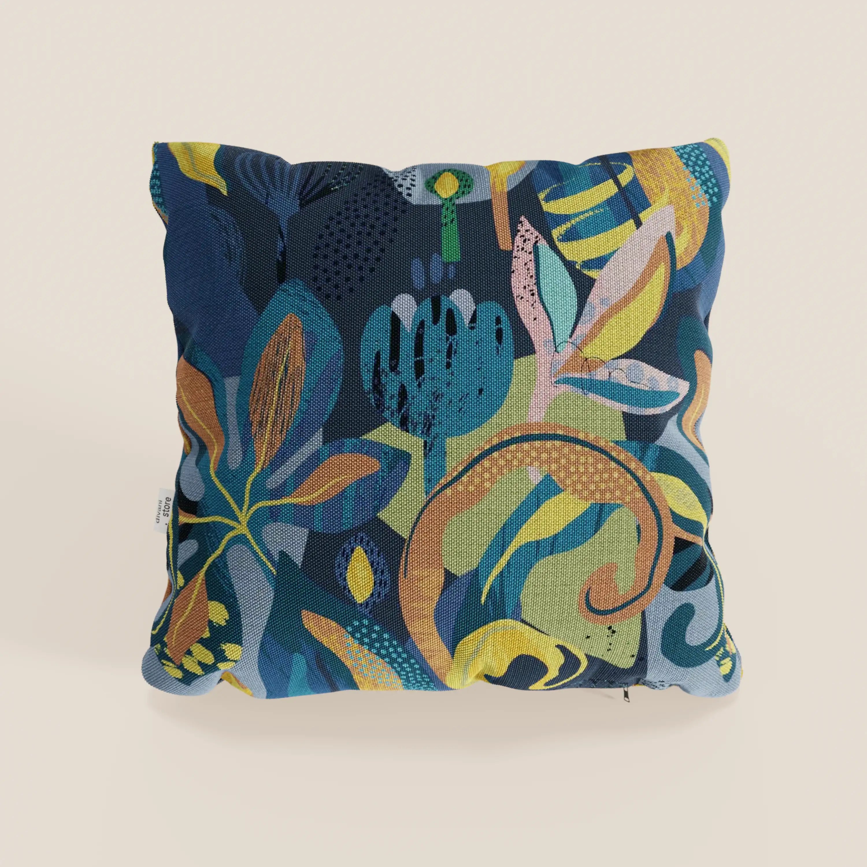 La collezione Joy cuscini di Divani.Store presenta un cuscino quadrato e lavabile in cotone impermeabile blu con un vivace motivo botanico astratto, perfetto per aggiungere decorazioni colorate a spazi neutri.