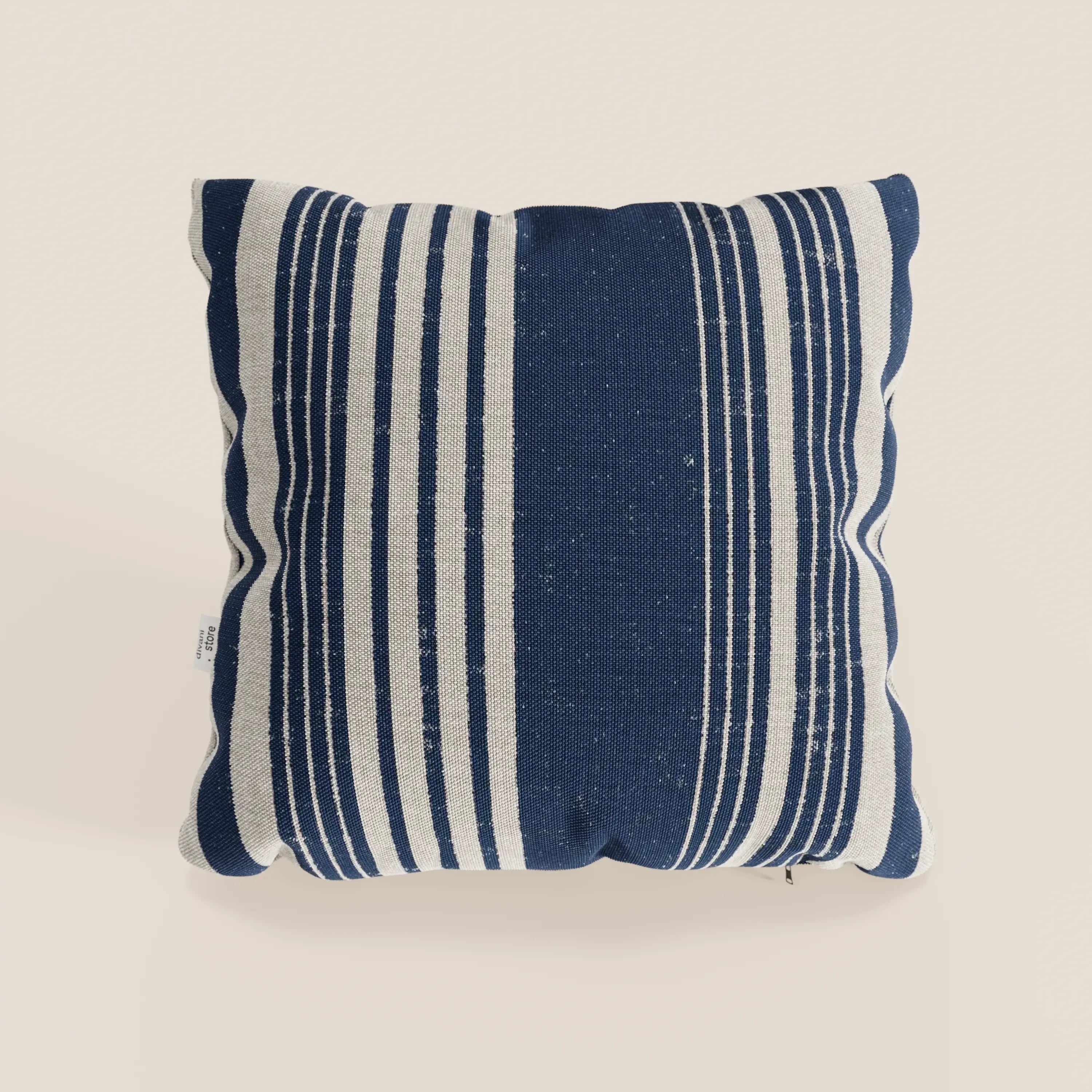 Il cuscino a fantasia rigata Line-style di Divani.Store è un cuscino quadrato 45x45 cm in tessuto impermeabile con fantasia a righe beige, ideale per l'arredamento in stile shabby. Disponibile in 2 varianti di colore.