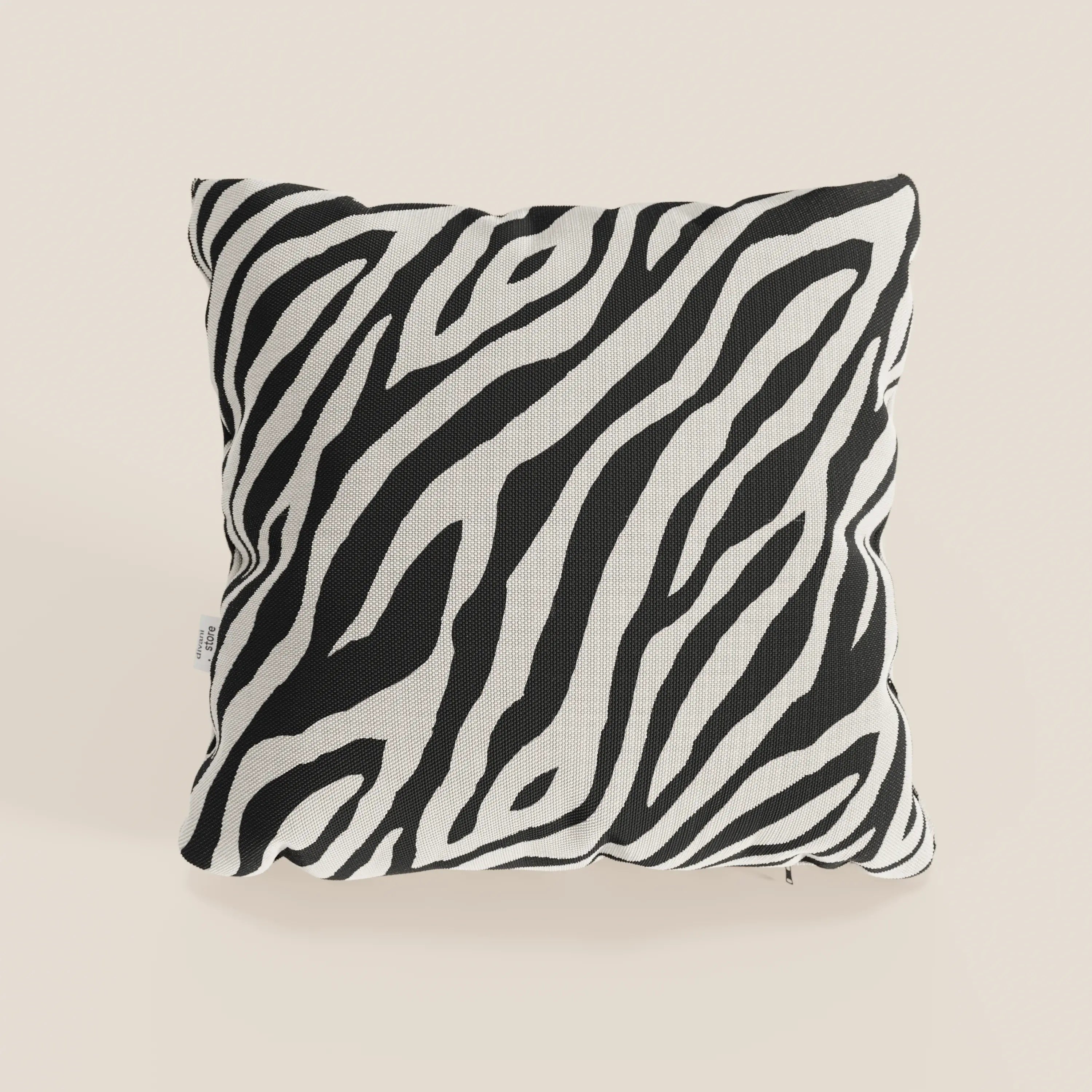 Il cuscino Stripe geometrici di Divani.Store è un cuscino quadrato e abbondante in tessuto idrorepellente a righe bianche e nere, con angoli arrotondati e un'etichetta laterale visibile. Disponibile in diversi colori, tra cui il nero.