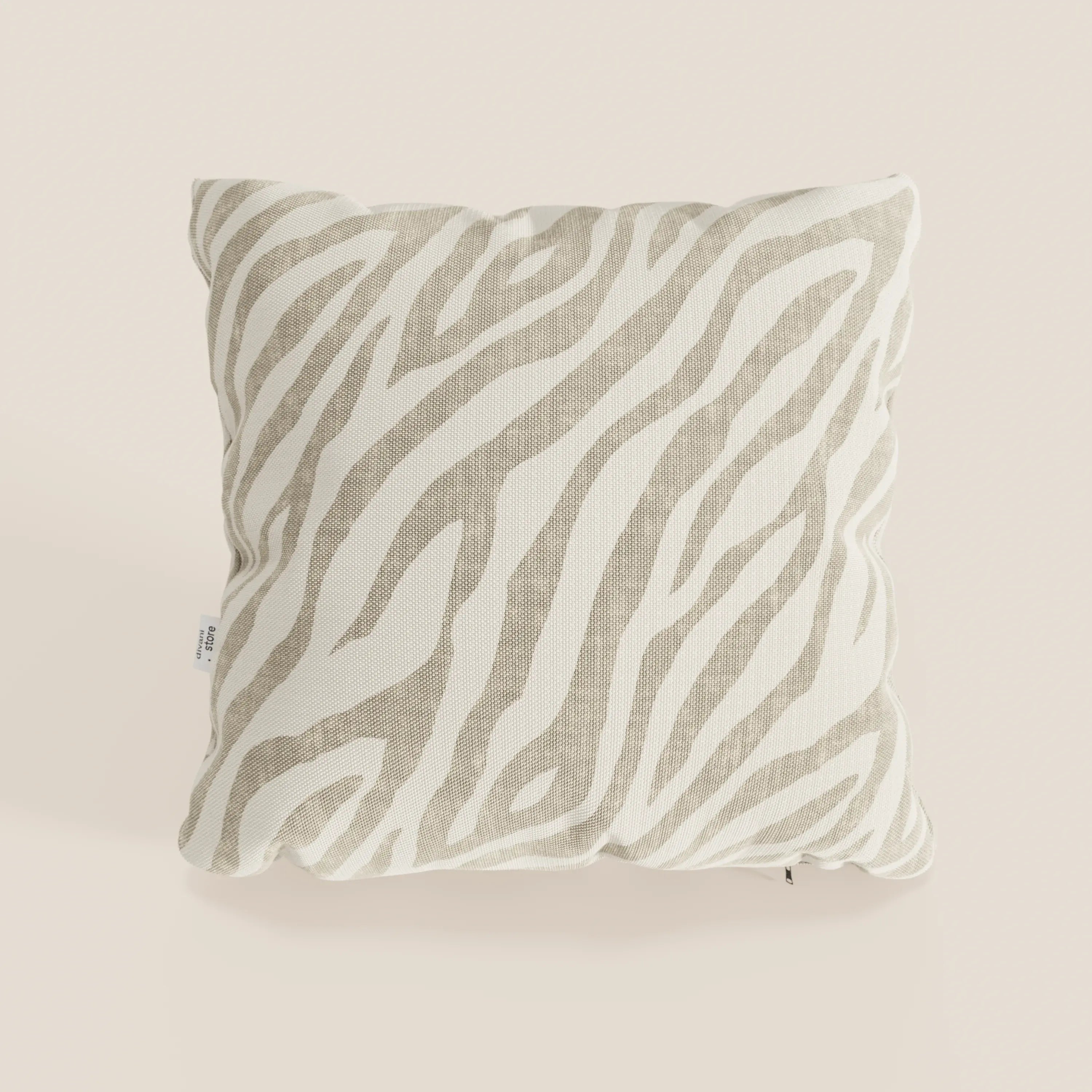 Il cuscino Stripe geometrici di Divani.Store è caratterizzato da un motivo zebrato beige in tessuto idrorepellente, perfetto da abbinare ad altri cuscini d'arredo. Fotografato su uno sfondo chiaro, aggiunge stile a qualsiasi spazio. Disponibile in varie tonalità di beige.
