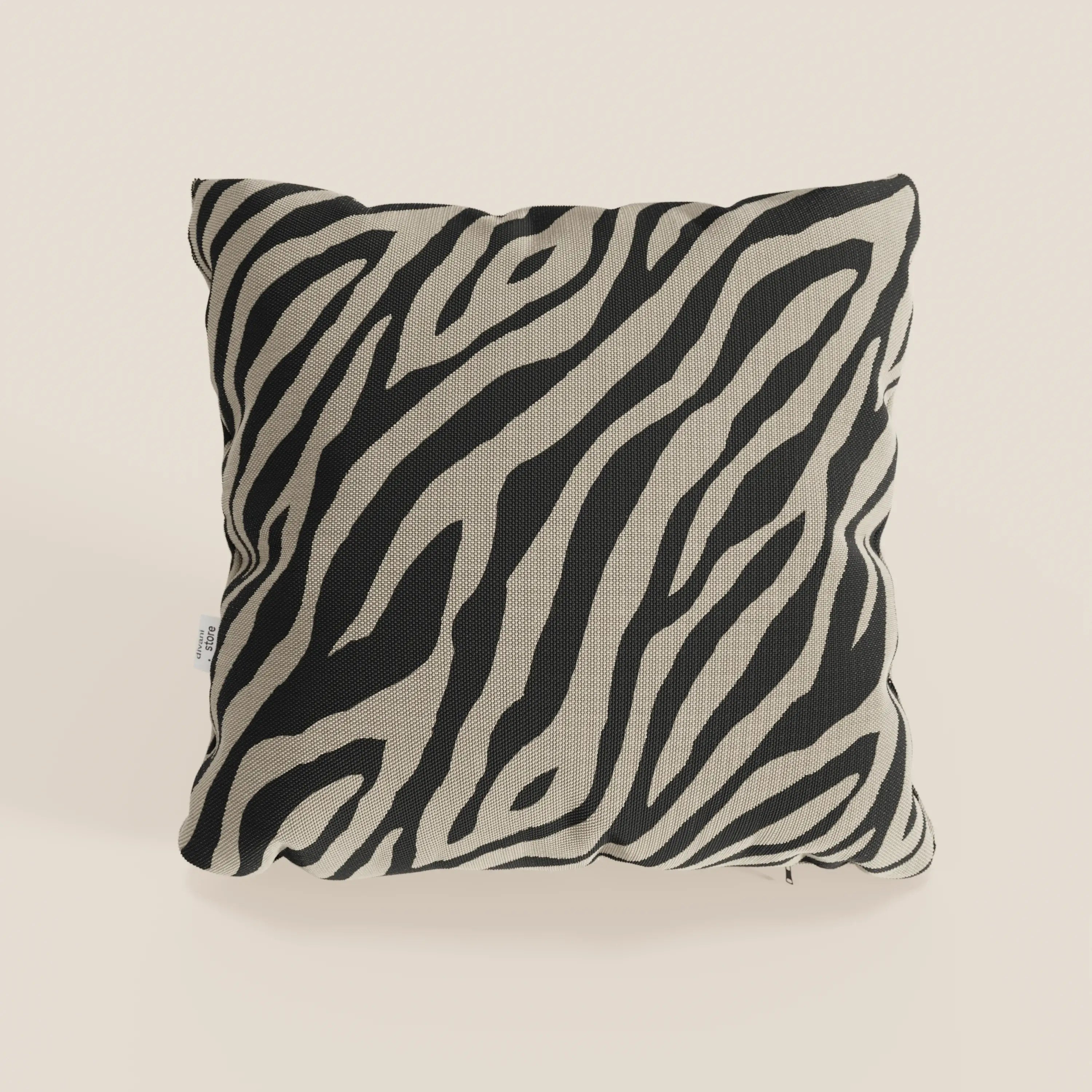 Il cuscino Stripe geometrici di Divani.Store è un cuscino quadrato 45x45 in tessuto idrorepellente, caratterizzato da audaci strisce geometriche in tonalità tortora, un morbido sfondo crema e una piccola etichetta in tessuto, perfetto per un arredamento di stile.