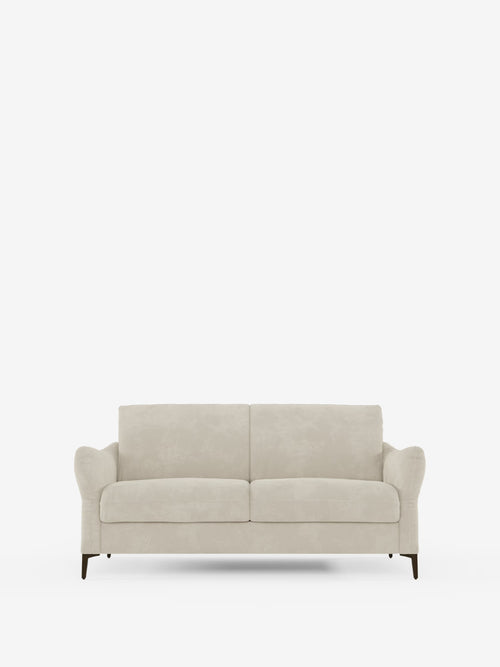 Un divano letto Dalia imbottito color beige di Divani.Store, disponibile nelle versioni a 2, 3 o 4 posti con due cuscini di seduta, due cuscini dello schienale e braccioli leggermente ricurvi. Il divano presenta gambe in legno scuro e un design moderno e minimalista in tessuto di velluto T30 antimacchia, che risalta su uno sfondo bianco a tinta unita.
