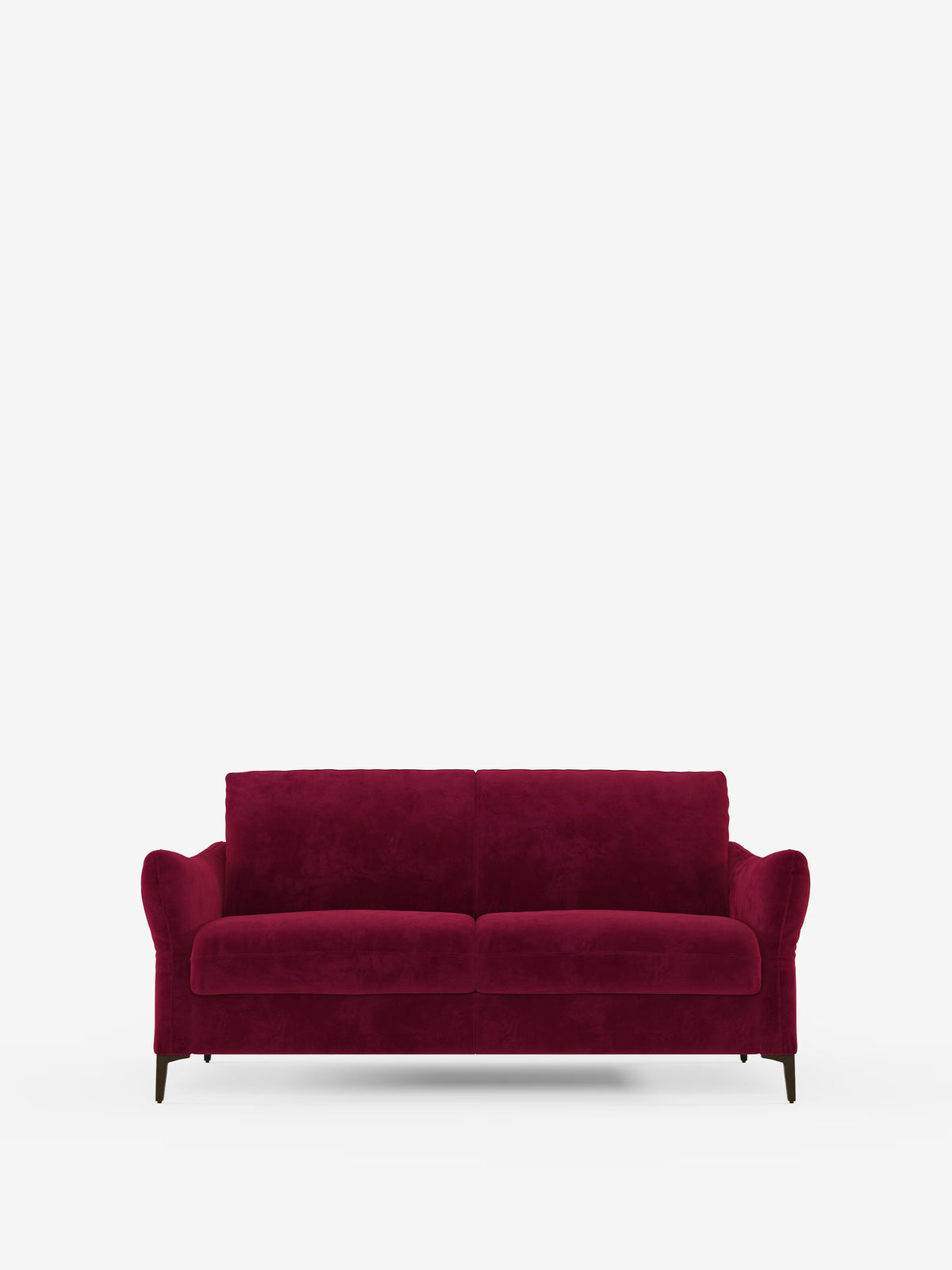 Una vista frontale del divano letto Dalia di Divani.Store, rivestito in tessuto di velluto moderno T30 rosso intenso e resistente alle macchie, caratterizzato da due cuscini di seduta, due cuscini dello schienale, braccioli dalla linea elegantemente ricurva e gambe corte in legno scuro, il tutto su uno sfondo bianco a tinta unita.