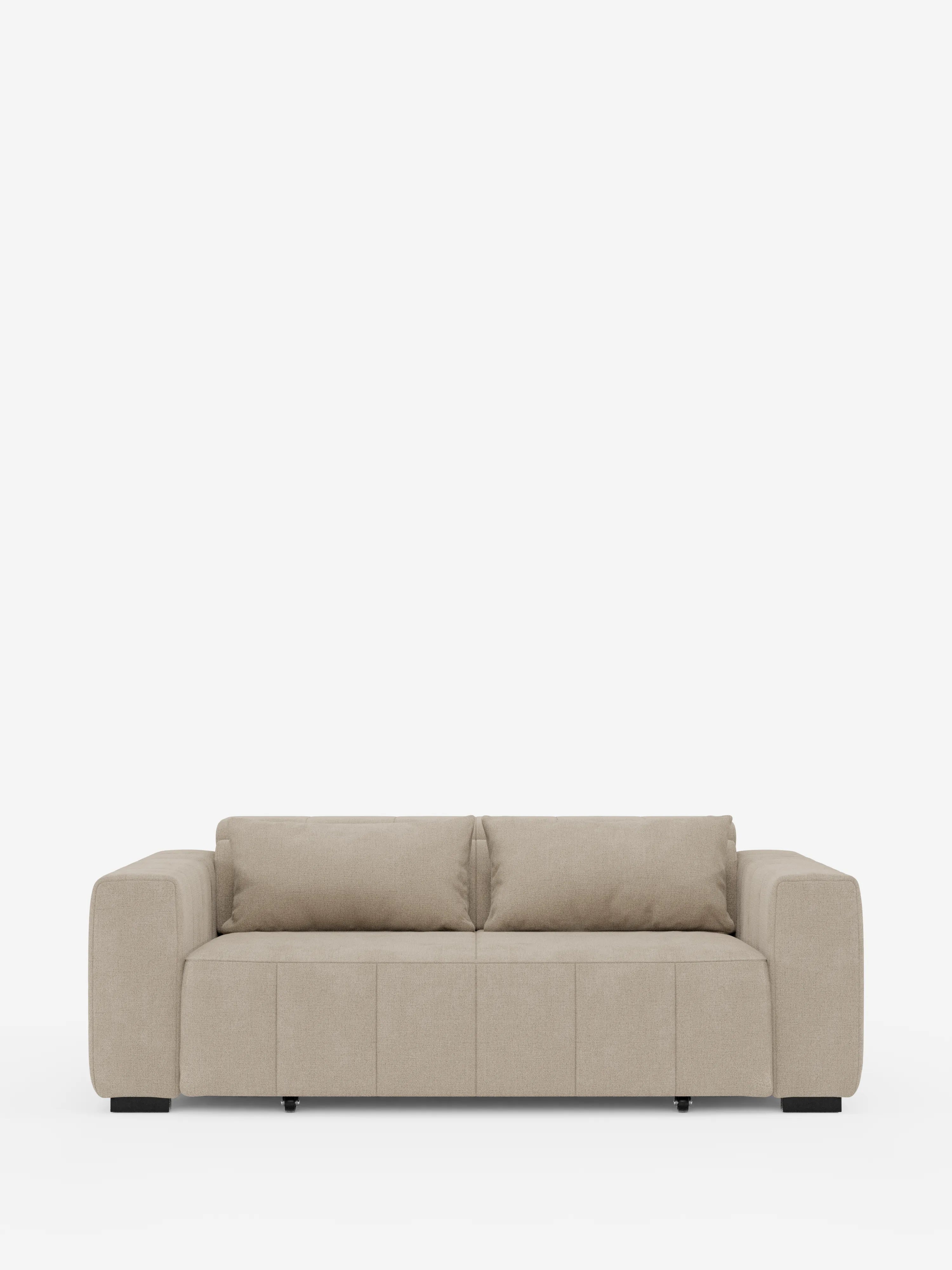 Un divano a 3 posti in stile dorico moderno, color beige, con sedute allungabili tramite meccanismo relax elettrico di Divani.Store, caratterizzato da ampi braccioli, cuscini di seduta trapuntati a quadrati, due cuscini dello schienale, gambe corte nere e un poggiatesta reclinabile in tessuto T23 smacchiabile, è posizionato al centro su uno sfondo bianco a tinta unita.