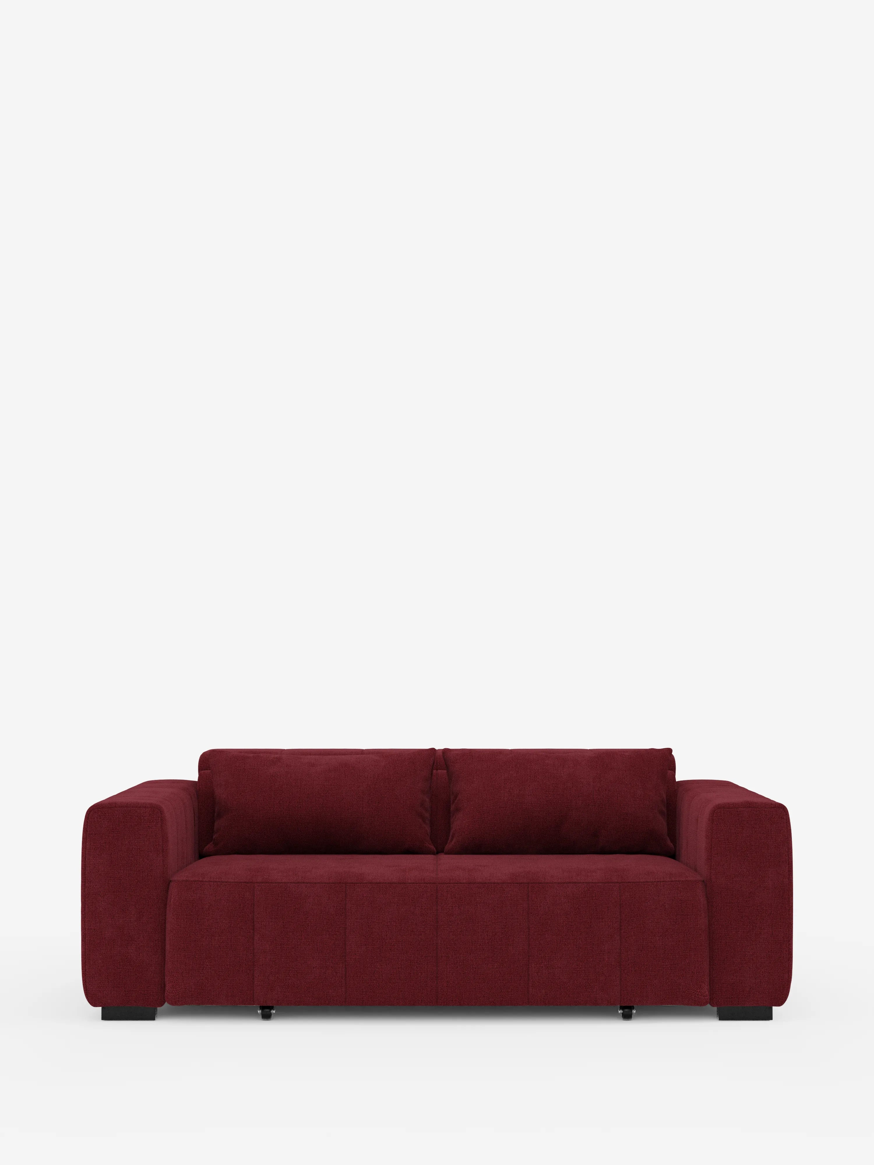 Un divano a 3 posti in stile dorico moderno, di colore rosso intenso, firmato Divani.Store, caratterizzato da ampi braccioli squadrati, uno schienale basso con poggiatesta regolabili e cuscini rigidi dall’aspetto morbido e lussuoso. Le sedute del divano, estensibili elettricamente, sono rivestite in tessuto T23 antimacchia, mentre le gambe corte e scure sono appena visibili alla base, poiché il divano è posizionato su uno sfondo bianco liscio.