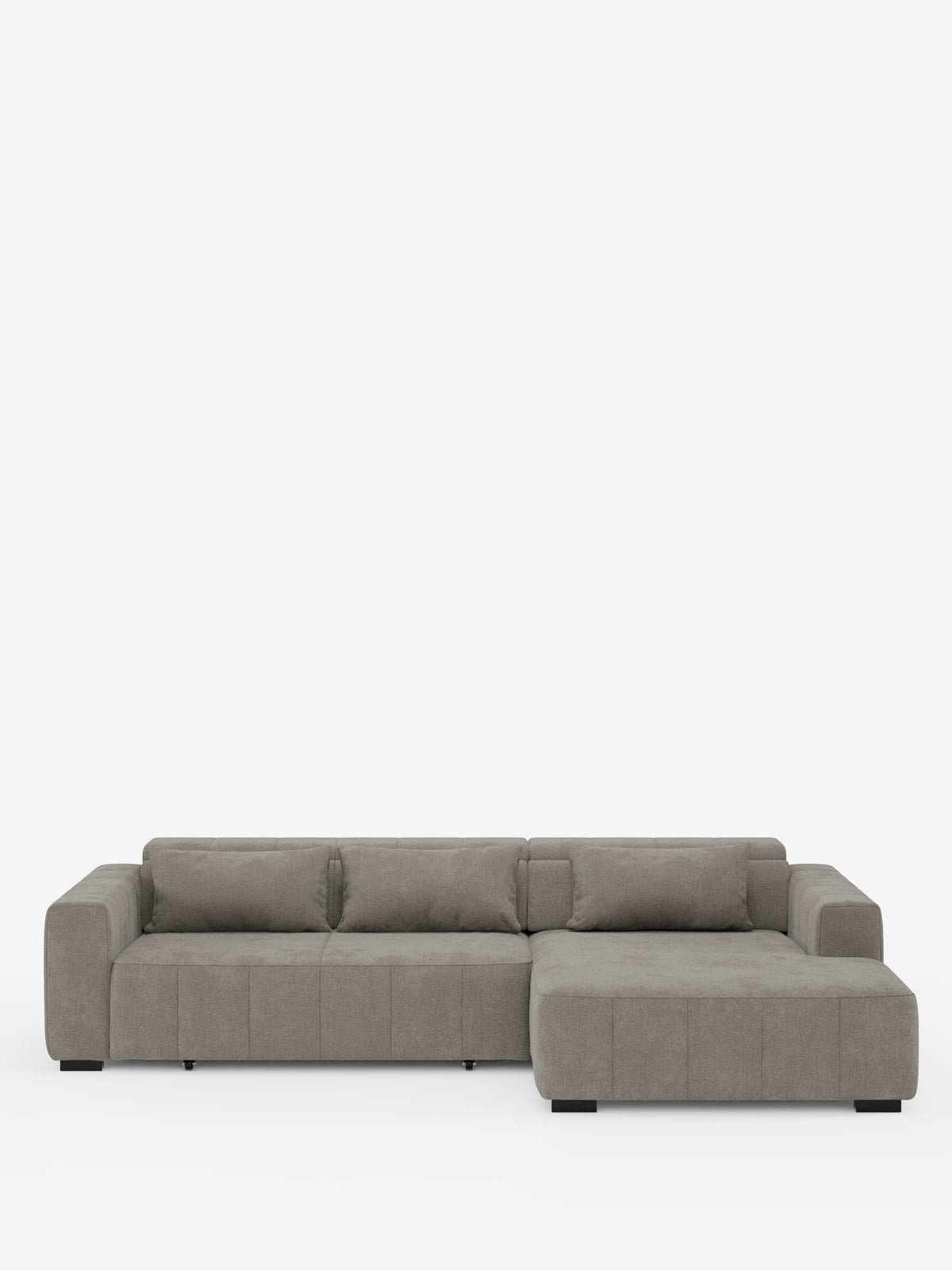 Il divano angolare con penisola e sedute allungabili “Doric” di Divani.Store presenta un design moderno e minimalista in grigio chiaro, con chaise longue orientata a destra, schienali bassi, braccioli larghi e gambe corte nere. Realizzato in tessuto T23 smacchiabile, è dotato di sedute reclinabili elettricamente e poggiatesta regolabili, come si vede qui su uno sfondo bianco a tinta unita.