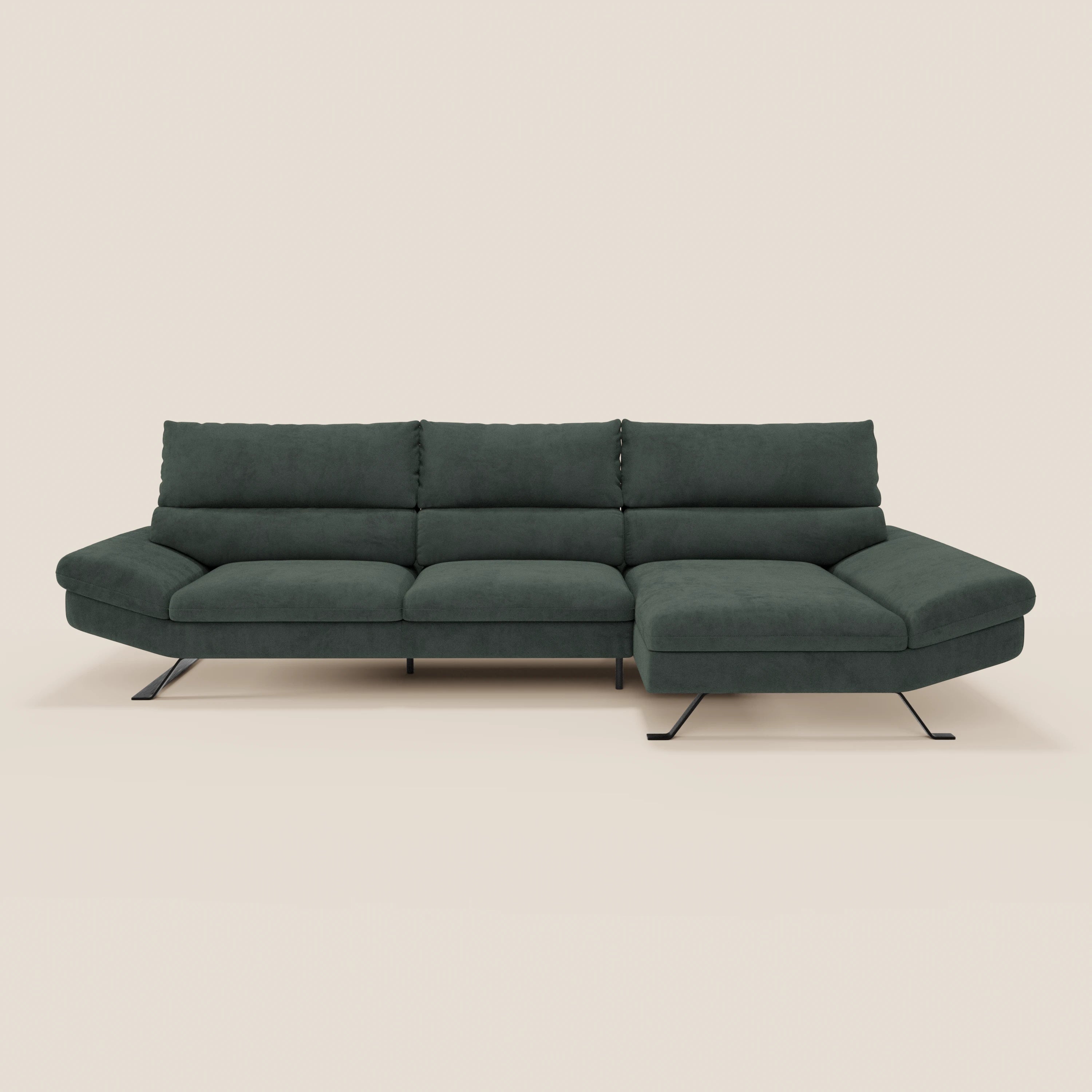 Il divano angolare con penisola Eclipse di Divani.Store, in microfibra verde scuro smacchiabile T11 con gambe in metallo nero, è caratterizzato da tre cuscini di seduta e di schienale e da una chaise longue a destra, su fondo beige chiaro.