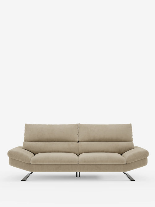 Vi presentiamo il divano Eclipse dal design moderno a 2 e 3 posti con schienali traslanti di Divani.Store: un divano contemporaneo color beige caratterizzato da morbidi cuscini, ampi braccioli e schienali bassi regolabili. Questo divano contemporaneo minimalista poggia su piedini alti in metallo nero, sottili e angolati, ed è rivestito in elegante microfibra T11, facile da pulire. Esposto su uno sfondo bianco a tinta unita, il suo design incarna lo stile moderno.