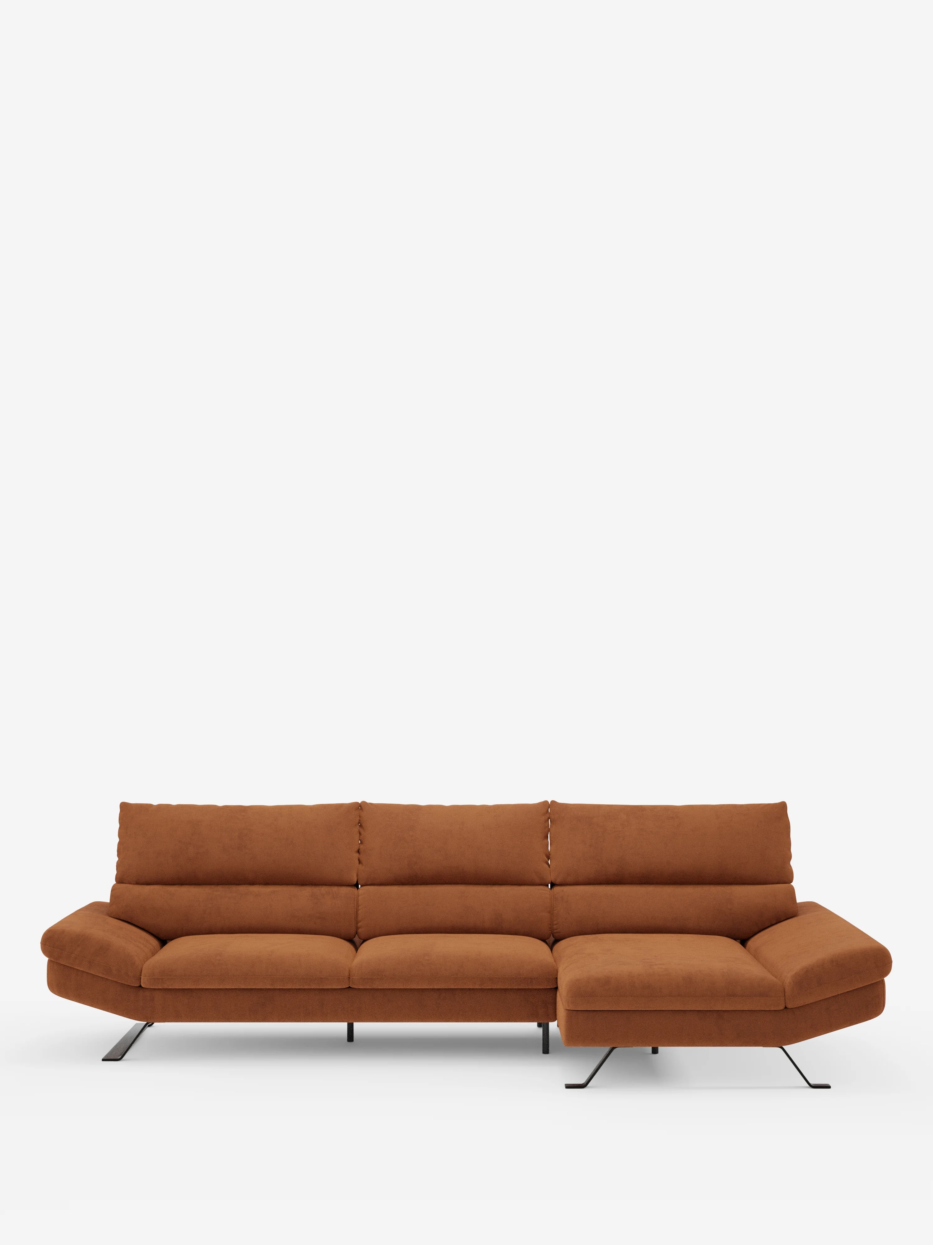 Eclipse Divano angolare con penisola e schienali traslanti in microfibra tecnica smacchiabile T11 di Divani.Store è un moderno divano componibile con rivestimento color ruggine, dotato di tre cuscini di seduta e una chaise longue sul lato destro per il massimo comfort. Questo divano elegante e rilassante poggia su sottili gambe in metallo nero e presenta uno schienale basso e ampio, il tutto su uno sfondo bianco a tinta unita.
