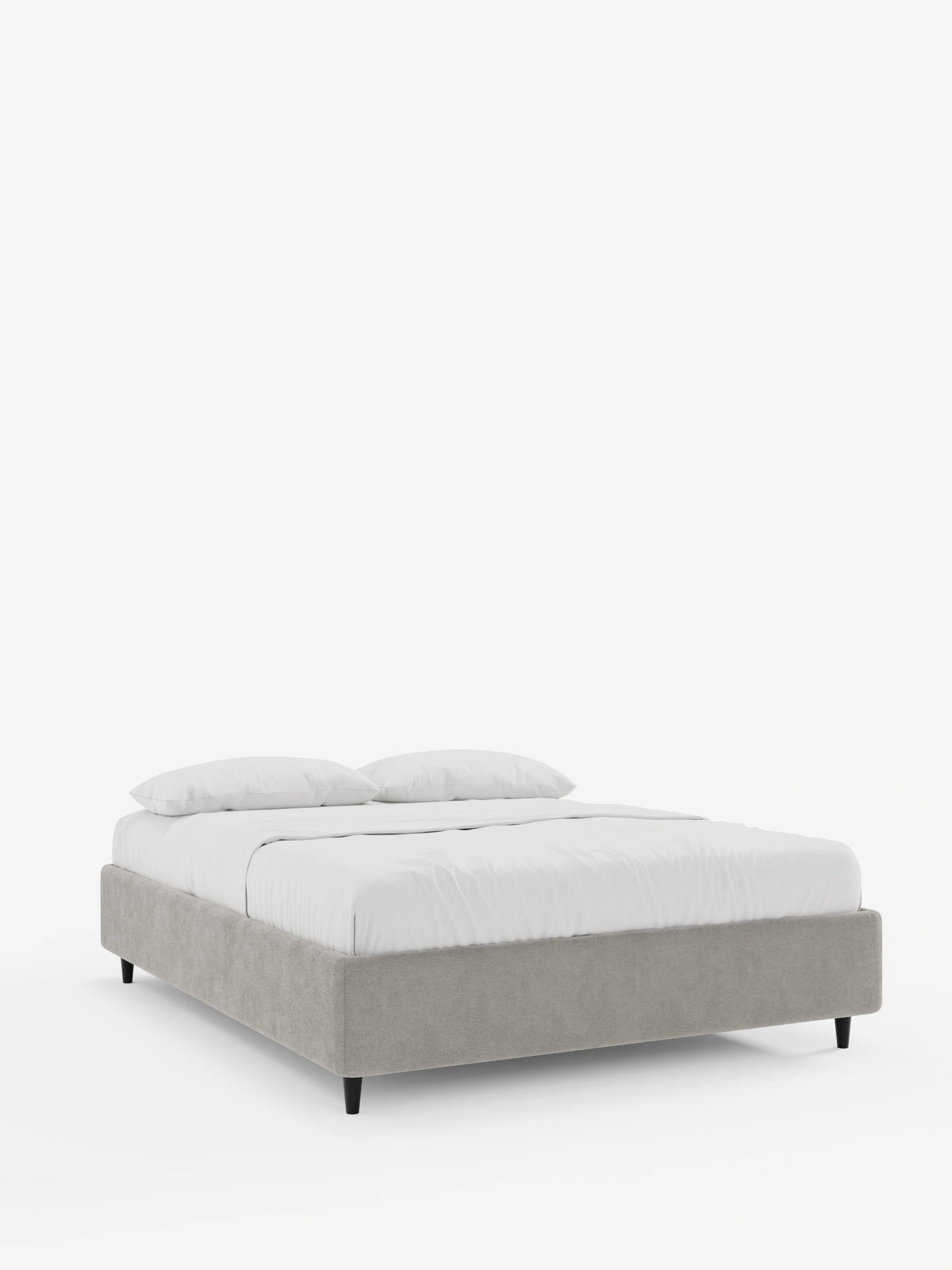 ERON, letto a doghe imbottito con contenitore in tessuto impermeabile certificato Oeko-Tex: un moderno letto imbottito in tessuto grigio chiaro con piccole gambe nere, rivestito con lenzuola bianche immacolate e due cuscini su uno sfondo bianco a tinta unita.