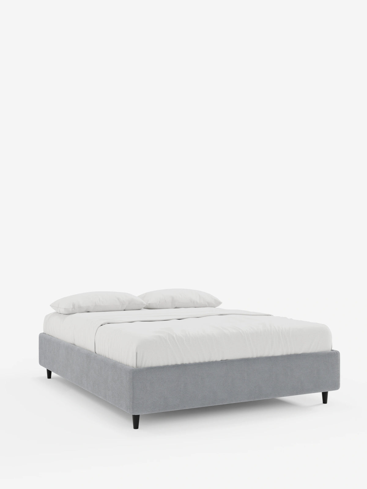 Letto ERON con rete imbottita e contenitore, rivestito in tessuto impermeabile certificato Oeko-Tex color grigio chiaro, con gambe affusolate nere, abbinato a lenzuola bianchissime e due cuscini coordinati su uno sfondo bianco sporco.