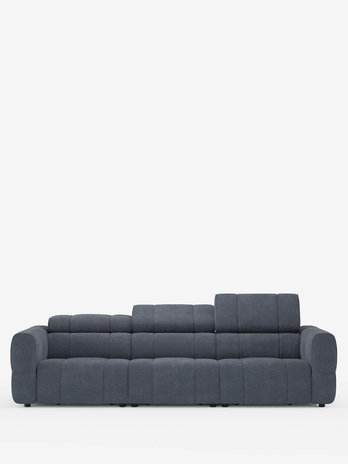 Il divano modulare contemporaneo Giotto a 4 posti, con poggiatesta reclinabili e funzione relax elettrica opzionale, realizzato in tessuto smacchiabile T23 color grigio scuro, presenta un design trapuntato, braccioli bassi e squadrati e poggiatesta regolabili.