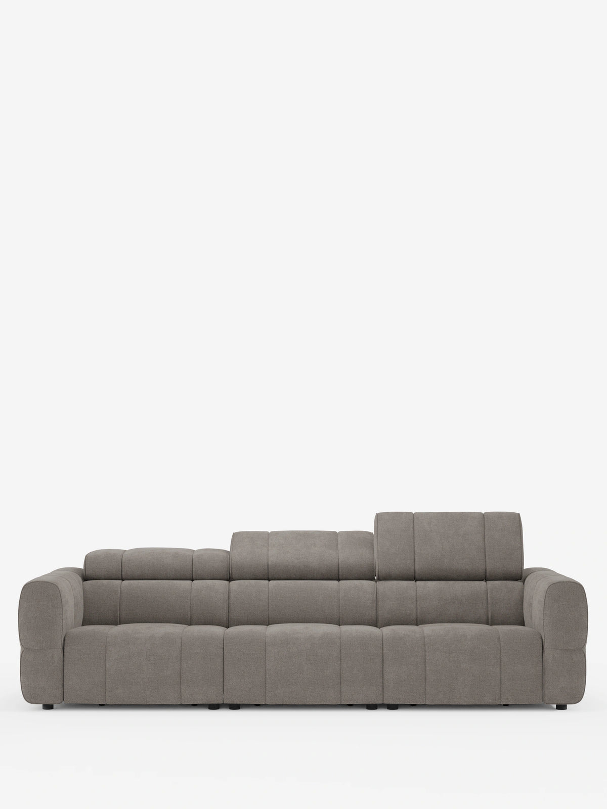 Giotto, divano modulare a 4 posti con poggiatesta reclinabili e funzione relax elettrica opzionale, in tessuto smacchiabile T23: un divano a quattro posti in tessuto color taupe con cuciture verticali, braccioli arrotondati e schienali regolabili su sfondo bianco.