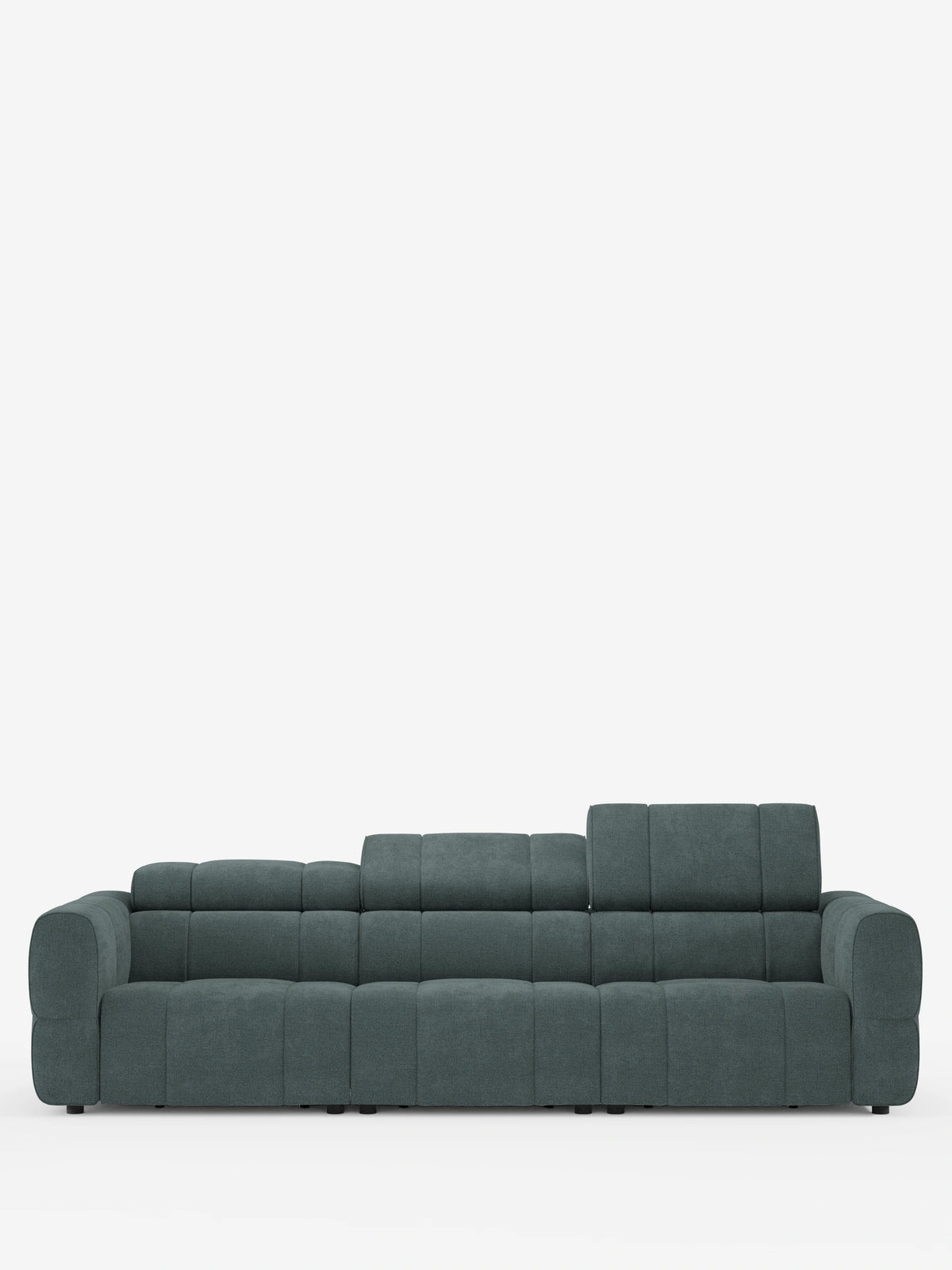 Il divano modulare Giotto a 4 posti con poggiatesta reclinabili e funzione relax elettrica opzionale, rivestito in tessuto smacchiabile T23, è un divano modulare a quattro posti color verde acqua, con finitura trapuntata, braccioli arrotondati e poggiatesta regolabili, su uno sfondo bianco a tinta unita.