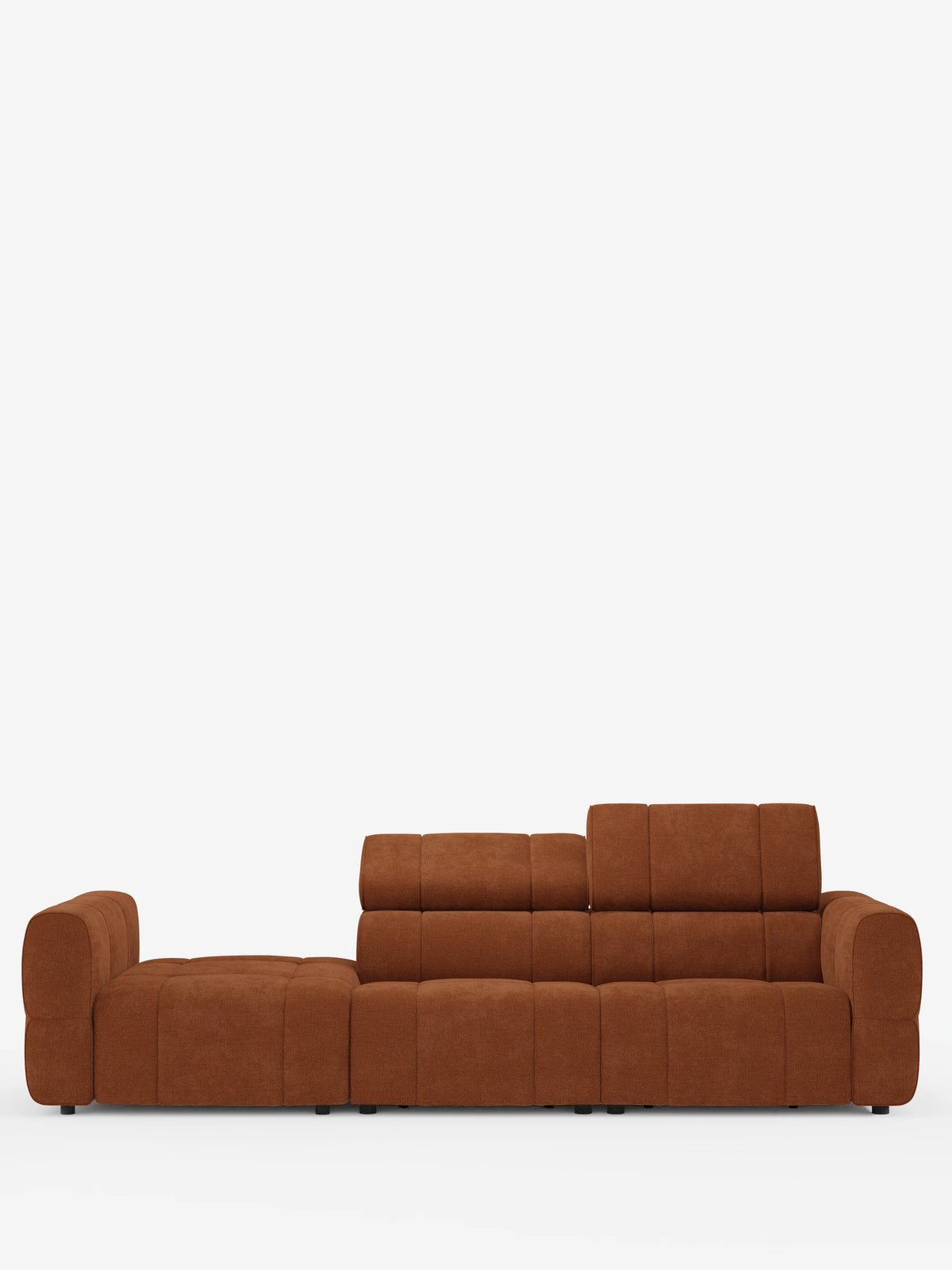 Un divano componibile Giotto con terminale aperto – opzione relax elettrico in tessuto smacchiabile T23 color marrone – è raffigurato su uno sfondo bianco; presenta un design dal profilo basso con un’ampia sezione sinistra piatta e uno schienale regolabile.
