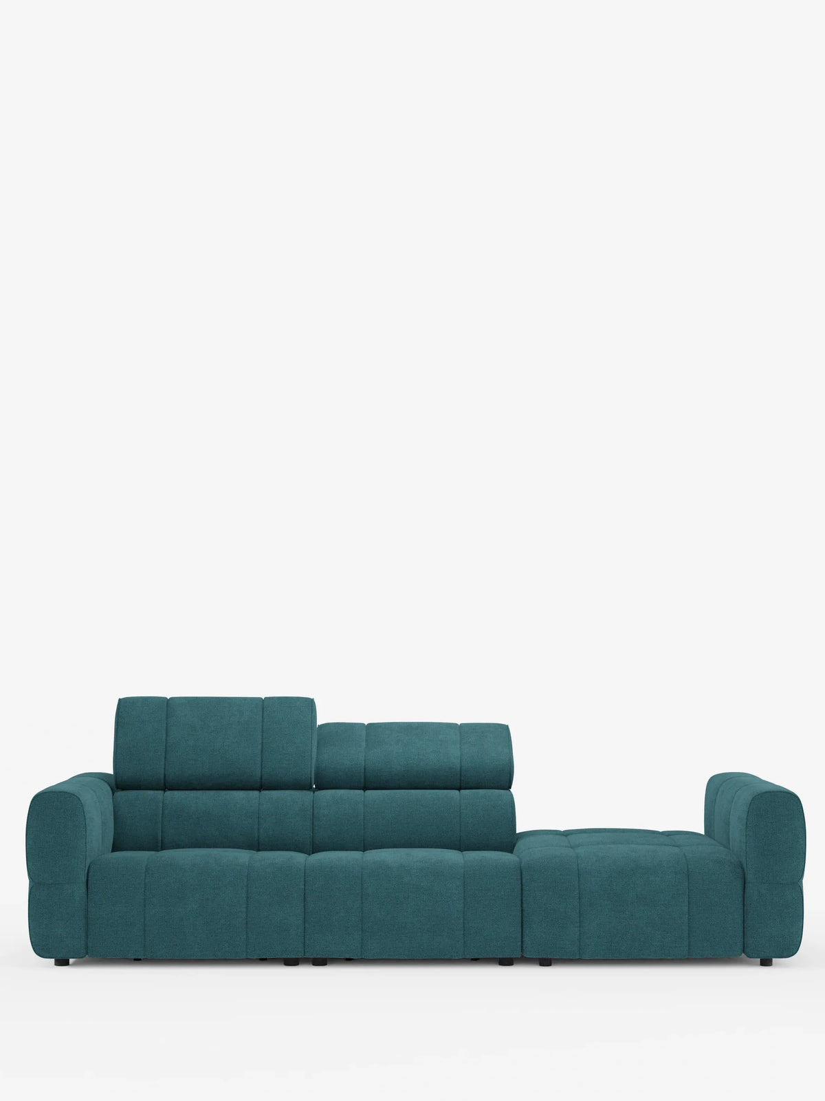 Un divano componibile Giotto color verde acqua con terminale aperto – opzione relax elettrico in tessuto smacchiabile T23 – è raffigurato su uno sfondo bianco; presenta un design trapuntato e dal profilo basso, con schienali regolabili e un’ampia chaise longue.