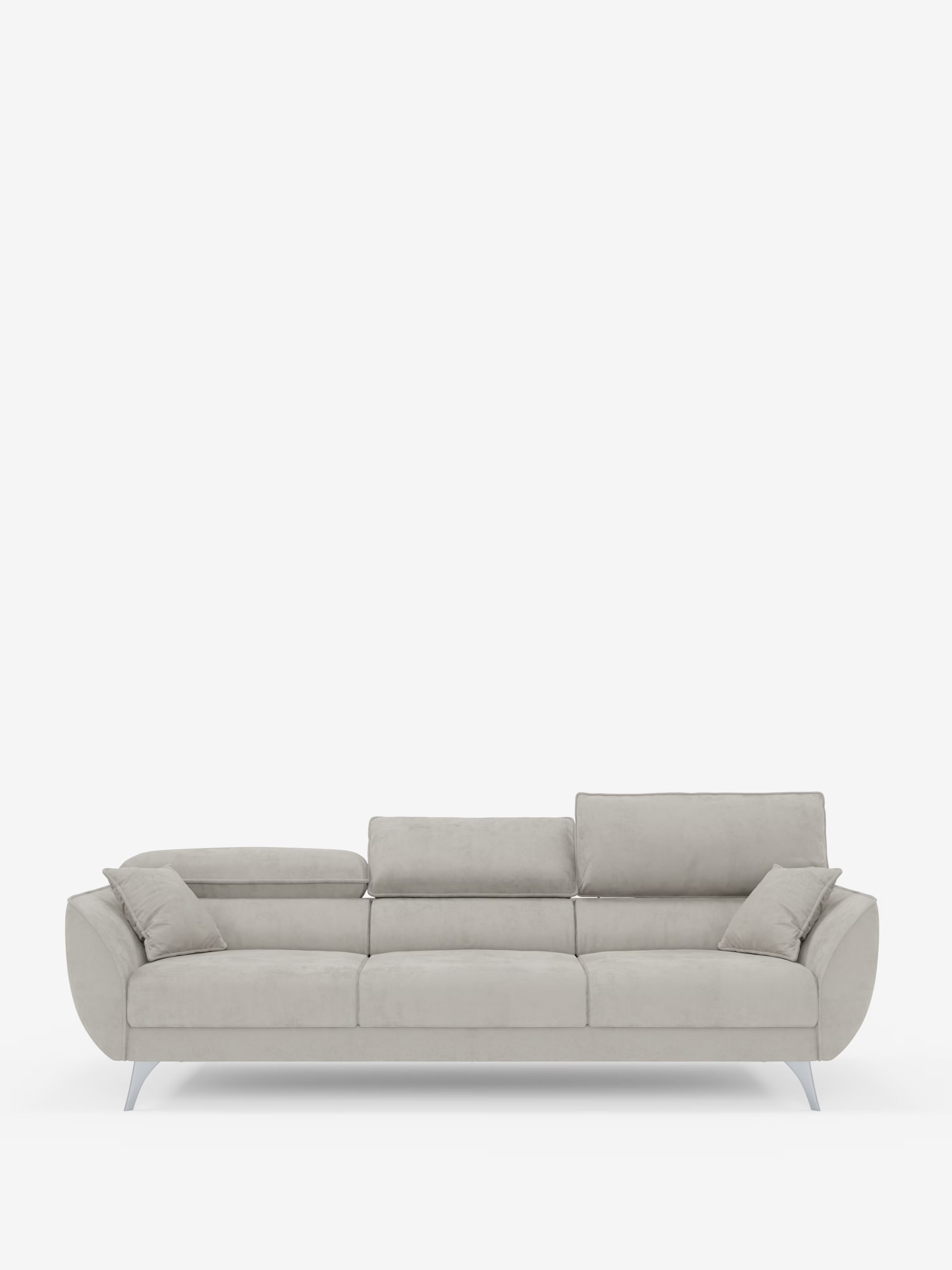 Un divano contemporaneo Michelangelo 4 Posti di Divani.Store, color grigio chiaro, dotato di tre sedute estensibili e poggiatesta reclinabili, rivestito in elegante velluto T30 resistente alle macchie, è messo in risalto su uno sfondo bianco a tinta unita. Tre cuscini di seduta, tre cuscini dello schienale, braccioli angolati e sottili gambe in metallo argentato ne definiscono lo stile sofisticato, mentre due cuscini coordinati alle estremità completano il look.