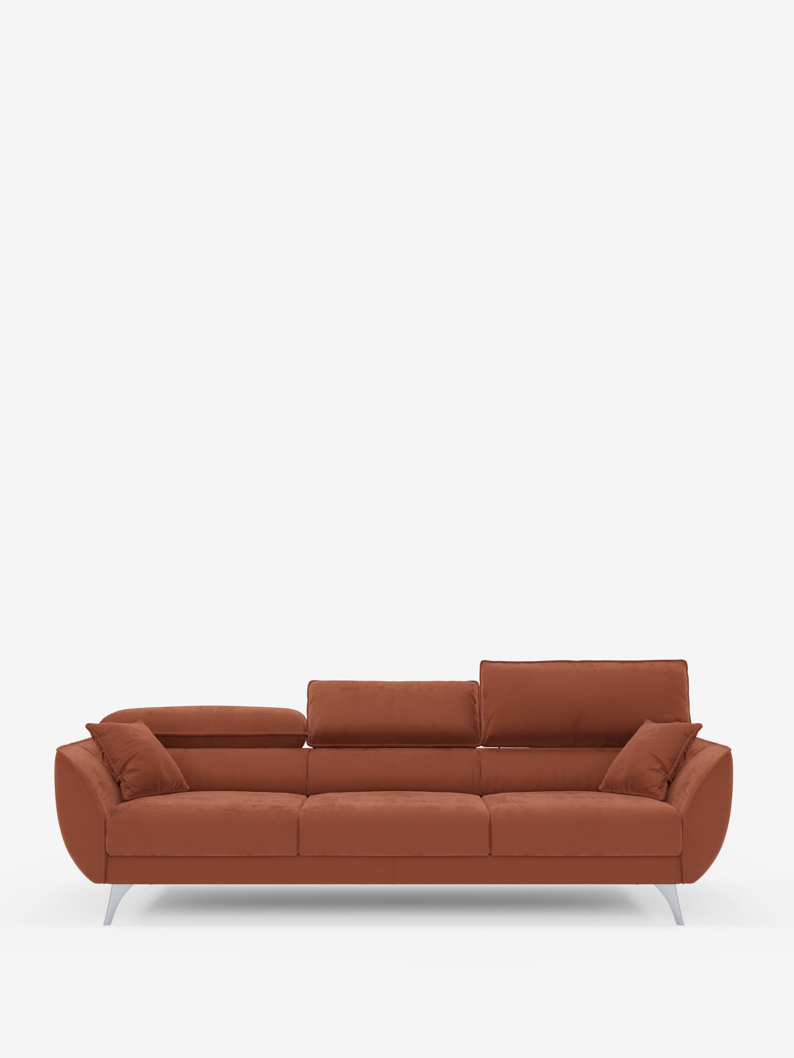 Vi presentiamo il divano Michelangelo 4 Posti di Divani.Store: un divano contemporaneo dai toni ruggine, dotato di tre sedute estensibili e poggiatesta reclinabili, realizzato in elegante tessuto di velluto T30 resistente alle macchie. Le sue gambe in metallo sottili e angolate completano il look sofisticato, il tutto messo in risalto da uno sfondo bianco a tinta unita.