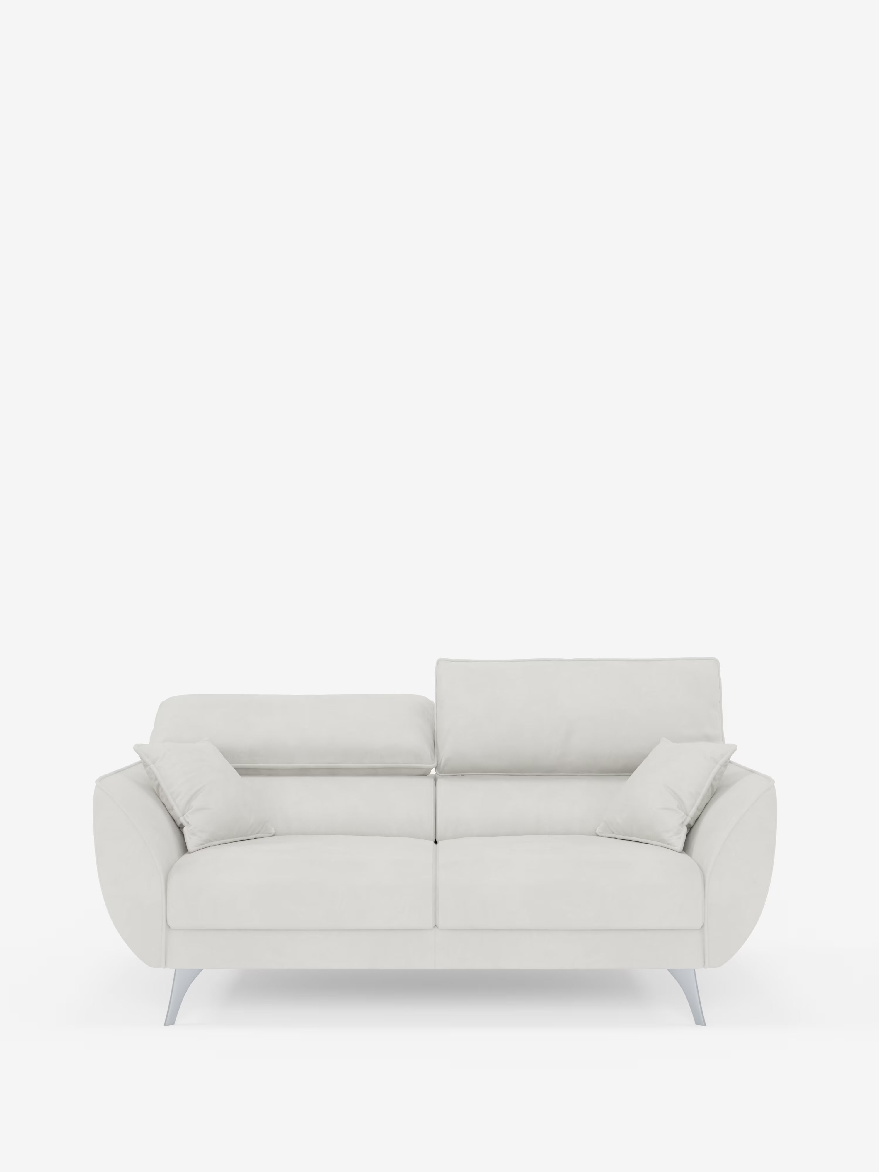 Un divano a due posti in stile Michelangelo contemporaneo di Divani.Store, rivestito in tessuto T30 grigio chiaro facile da pulire, con quattro cuscini coordinati, braccioli imbottiti, gambe angolate in metallo, sedute estensibili e poggiatesta regolabili — raffigurato su uno sfondo bianco a tinta unita.